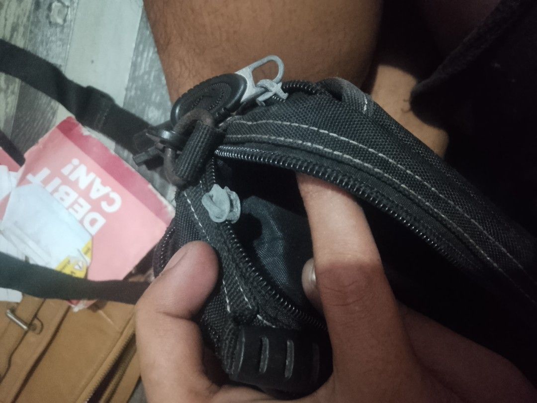 Oakley sling bag (Category: Activewear) located in Quezon City. Submitted by theoneshop1 (Listing ID 1420925643, Image 2). Description: Oakley sling bag issue sira Isang zipper .