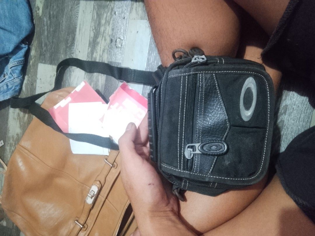 Oakley sling bag (Category: Activewear) located in Quezon City. Submitted by theoneshop1 (Listing ID 1420925643, Image 1). Description: Oakley sling bag issue sira Isang zipper .