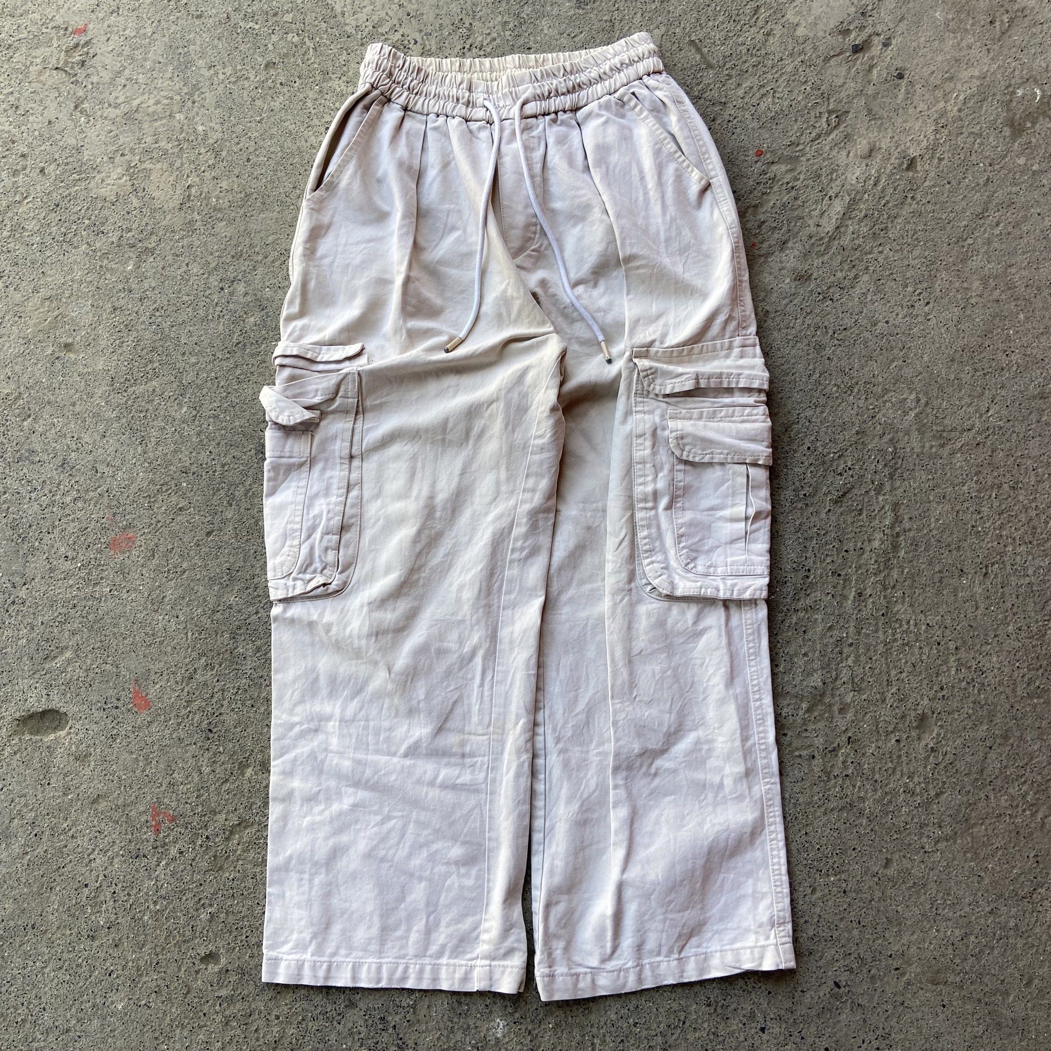 OFFWHITE JOGGER BAGGY PANTS (Category: Joggers) located in Manila. Submitted by sh1nryujin (Listing ID 1420787155, Image 1). Description: size : 26-32 rise : 11.5 thigh : 14 length : 37 hem : 10 heavyweight .