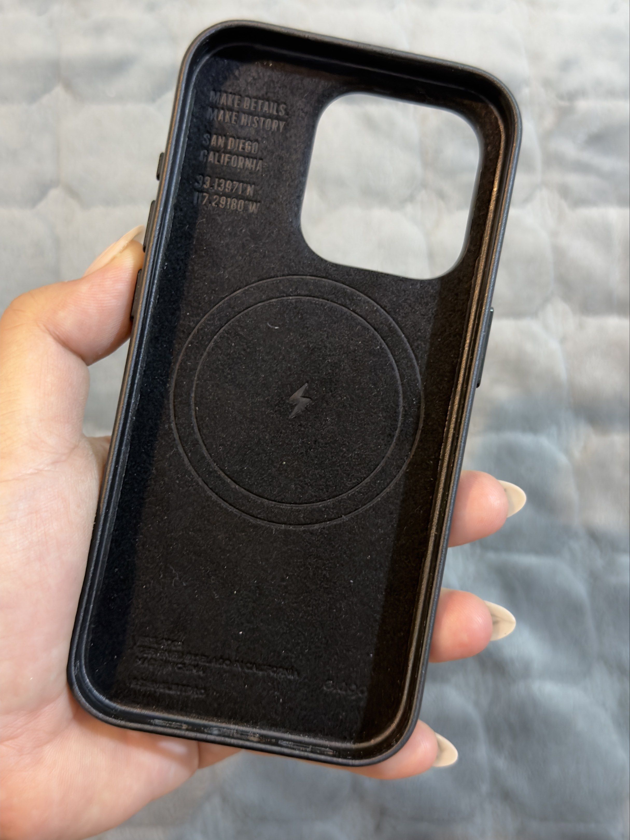 Original Iphone 15Pro | Elago Case (Category: Cases & Sleeves) located in Quezon City. Submitted by racollo (Listing ID 1420919964, Image 2). Description: RFS : Decluttering because I upgraded my phone Condition : -May slight scratch sa bottom pero hindi naman sobrang nakakabother -Guaranteed original .
