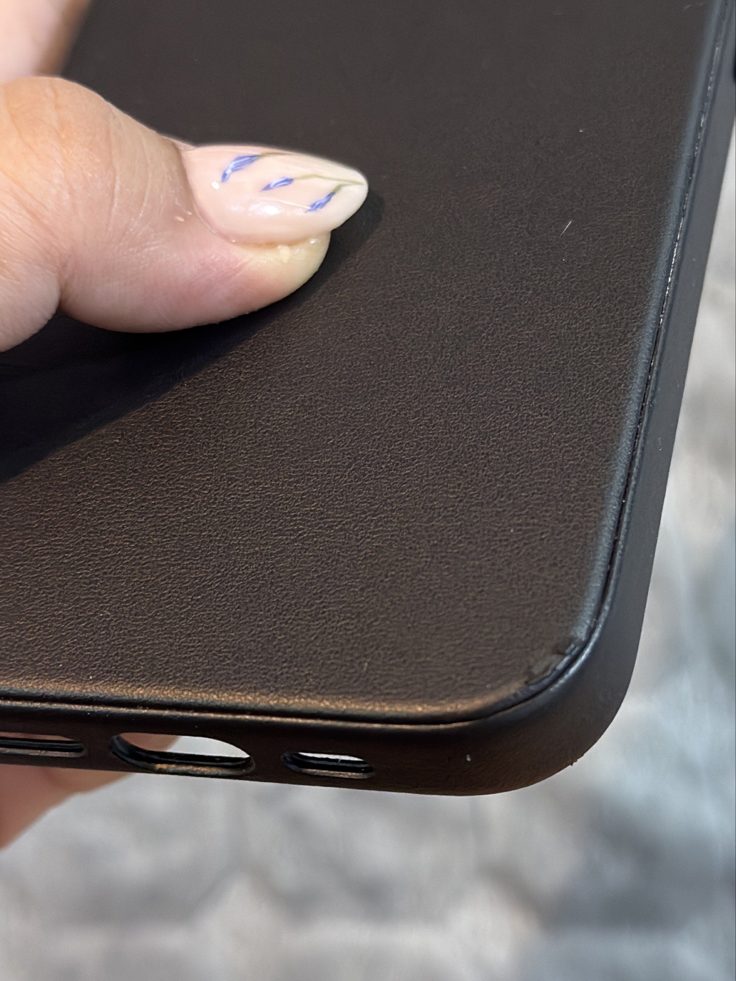 Original Iphone 15Pro | Elago Case (Category: Cases & Sleeves) located in Quezon City. Submitted by racollo (Listing ID 1420919964, Image 3). Description: RFS : Decluttering because I upgraded my phone Condition : -May slight scratch sa bottom pero hindi naman sobrang nakakabother -Guaranteed original .