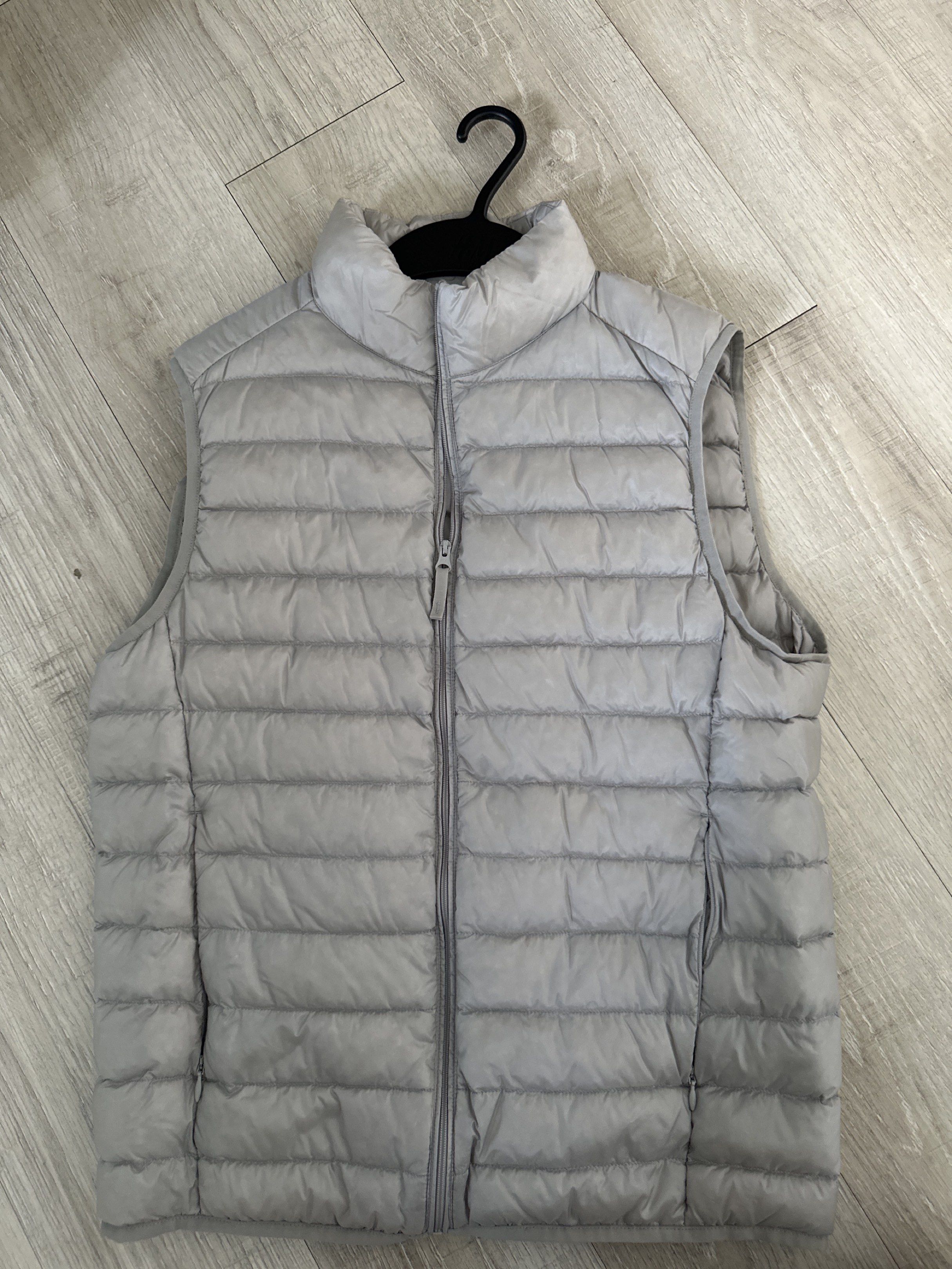 Outer winter jacket (Category: Coats, Jackets and Outerwear) located in Nilai. Submitted by rosi333 (Listing ID 1420850872, Image 1). Description: —WORE ONCE -SIZE M -9/10 -GREY COLOUR.