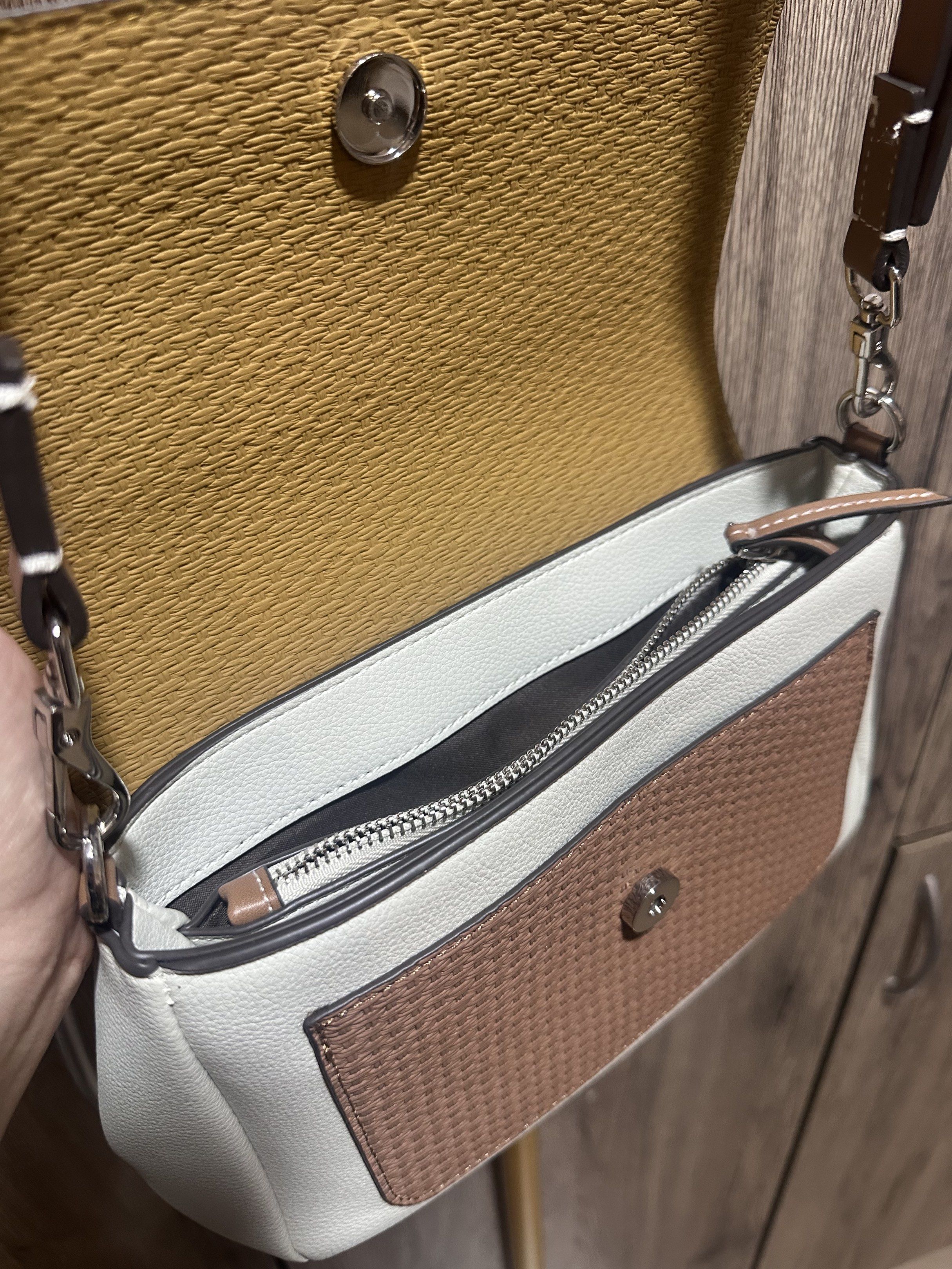 Parfois Florie Crossbody Bag (Category: Shoulder Bags) located in Davao. Submitted by doc-riz (Listing ID 1420859626, Image 3). Description: ✔️Used once ✔️1000 (from 1900+) Material: Polyurethane Dimensions Height: 6.5 “ (Size One Size) Length: 9.5 “ (Size One Size) Width: 3.5 “ (Size One Size) 🚛Grab/J&T 💸MOP: RCBC/BDO/Gcash/Maya/Gotyme ⚠️No meet up. No pick up. No haggling. ‼️Mine now, pay immediately.