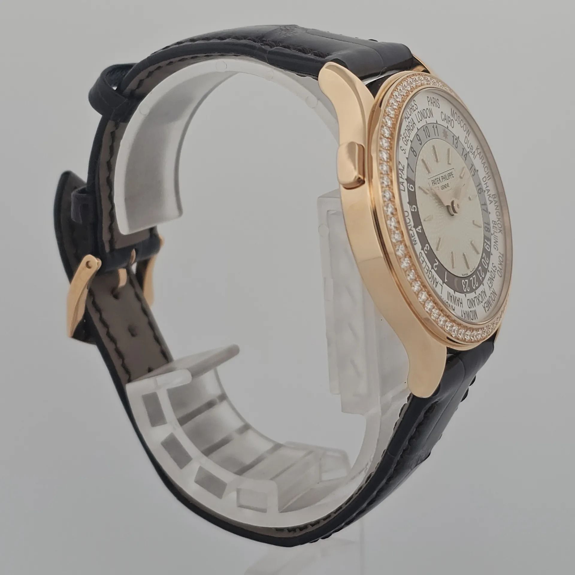 Patek Philippe World Time 7130R-013 (Category: Watches) located in Singapore. Submitted by watchbanka.deer (Listing ID 1420776400, Image 3). Description: M260098NPPE22 Watch Condition Brand New Warranty Card Year 2022 Diameter 36mm Movement Automatic Case Material Rose Gold Dial Color White Accessories Includes original packaging box and certificates No Exchange Thank You Want to see more watches we have please follow us on: Website: https://www.