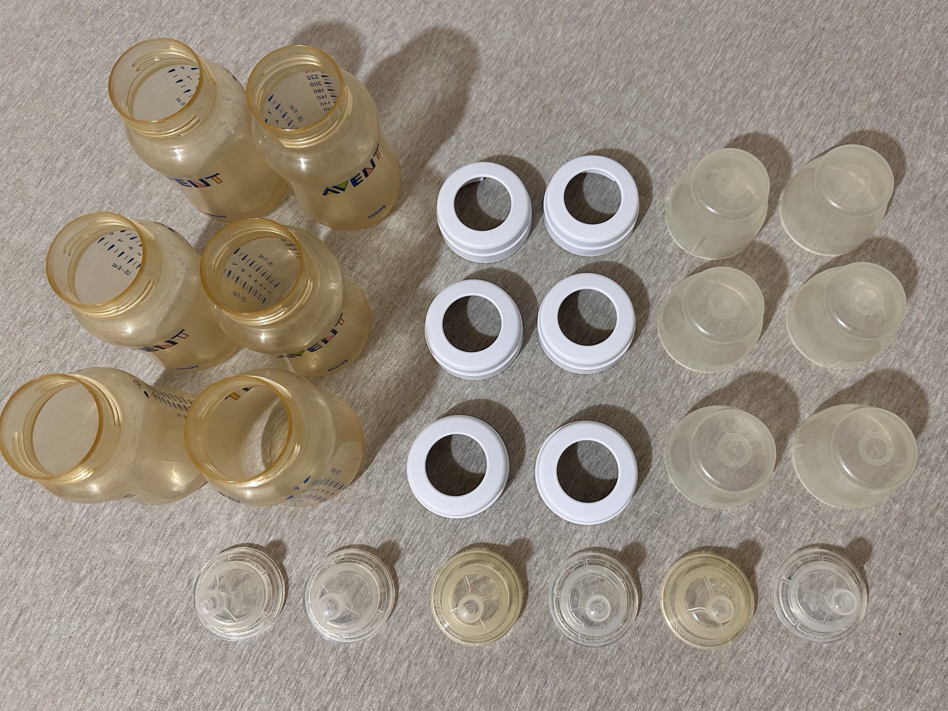 Philips Avent Baby Bottles Set (6 pcs.) (Category: Breastfeeding & Bottle Feeding) located in Las Pinas. Submitted by bentamoko (Listing ID 1420890339, Image 3). Description: - Philips Avent baby bottle set. - Includes bottles, nipples, and bottle rings. - Bottles have measurement markings. - Made of clear plastic. - Ready for use..