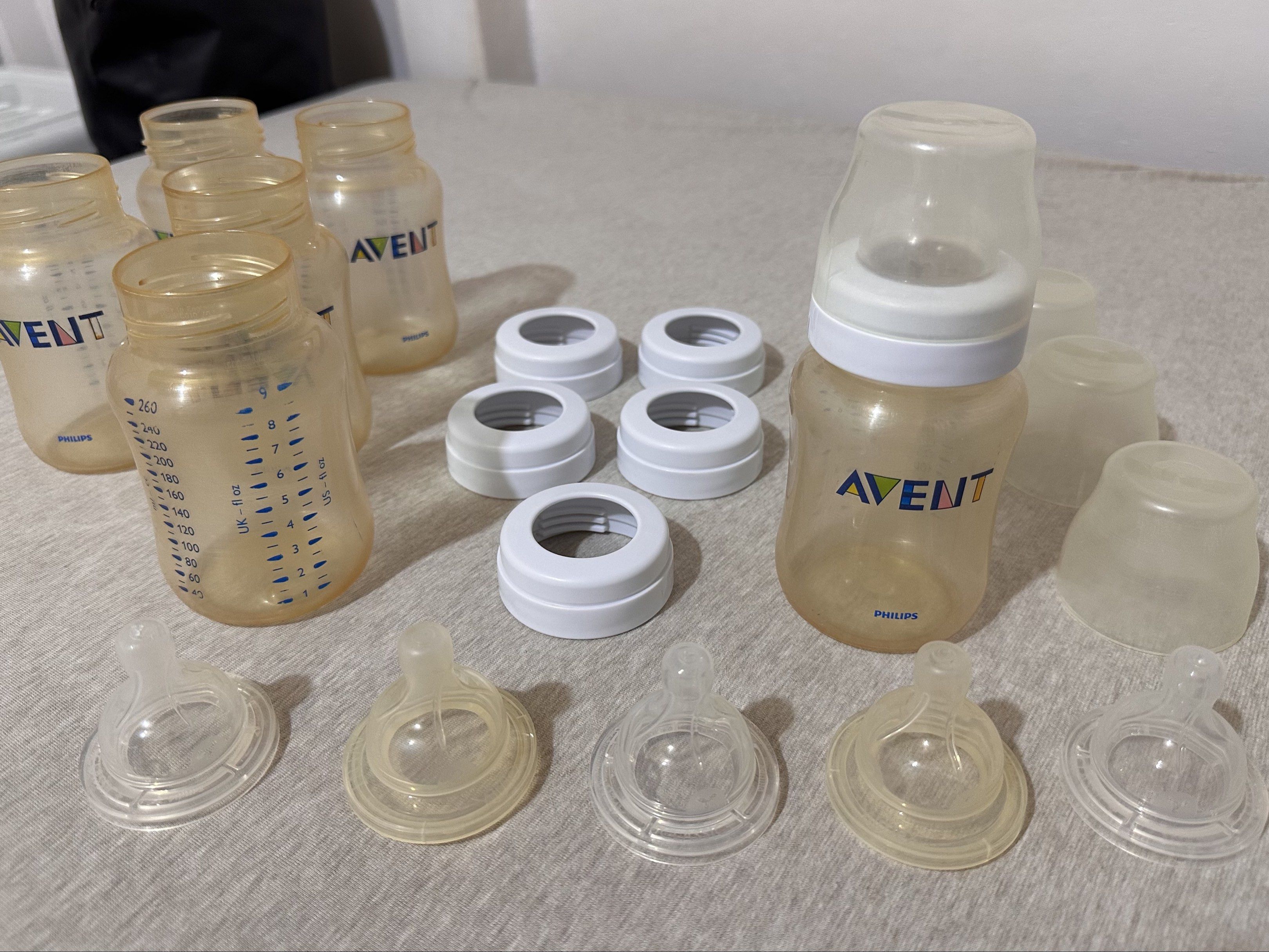 Philips Avent Baby Bottles Set (6 pcs.) (Category: Breastfeeding & Bottle Feeding) located in Las Pinas. Submitted by bentamoko (Listing ID 1420890339, Image 1). Description: - Philips Avent baby bottle set. - Includes bottles, nipples, and bottle rings. - Bottles have measurement markings. - Made of clear plastic. - Ready for use..