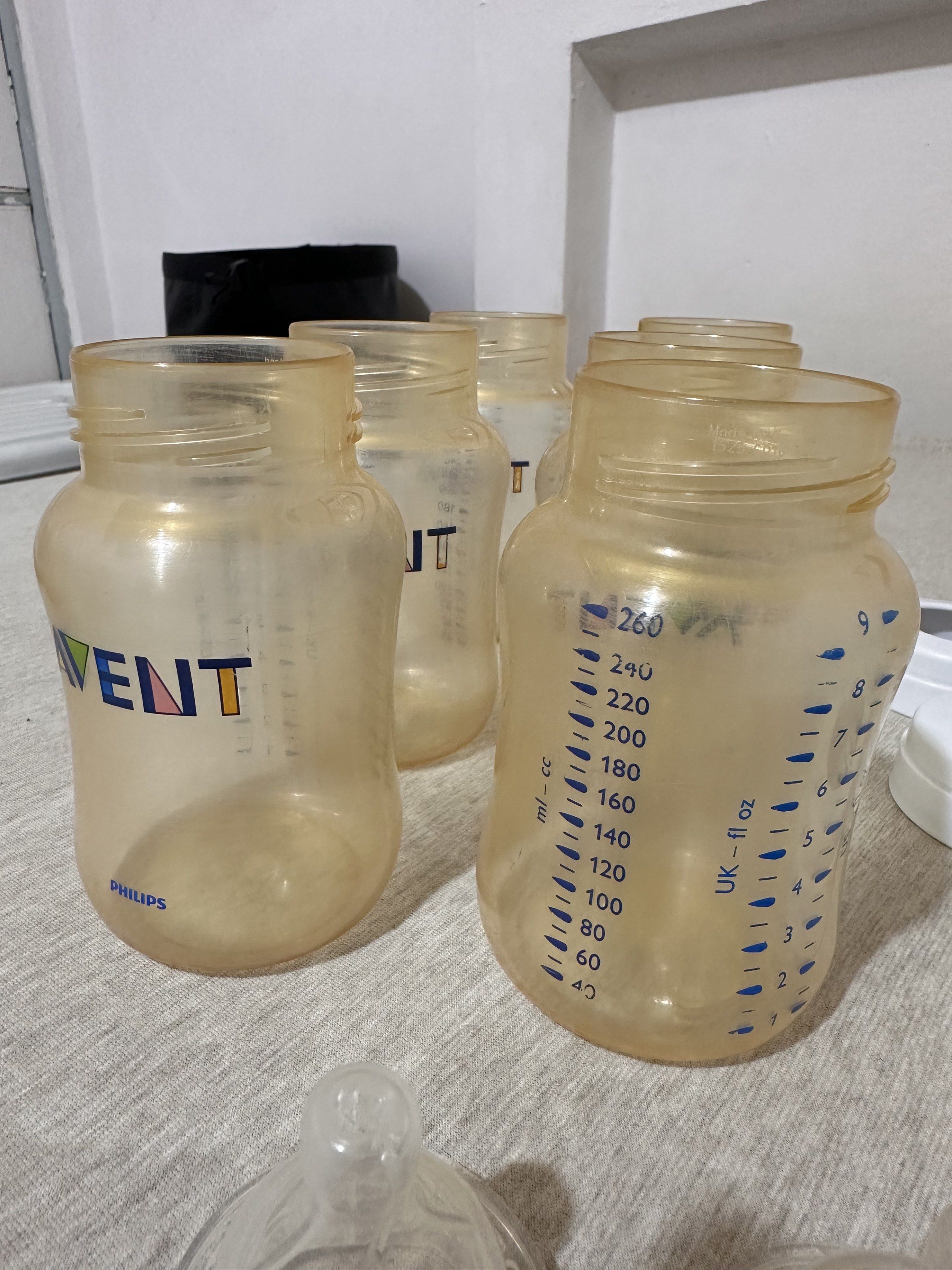 Philips Avent Baby Bottles Set (6 pcs.) (Category: Breastfeeding & Bottle Feeding) located in Las Pinas. Submitted by bentamoko (Listing ID 1420890339, Image 2). Description: - Philips Avent baby bottle set. - Includes bottles, nipples, and bottle rings. - Bottles have measurement markings. - Made of clear plastic. - Ready for use..