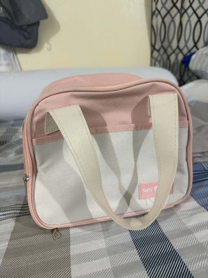 Pink Insulated Lunch Bag (Category: Food Organization & Storage) located in Manila. Submitted by abcdcv (Listing ID 1420078118, Image 1). Description: - Insulated Lunch Bag.