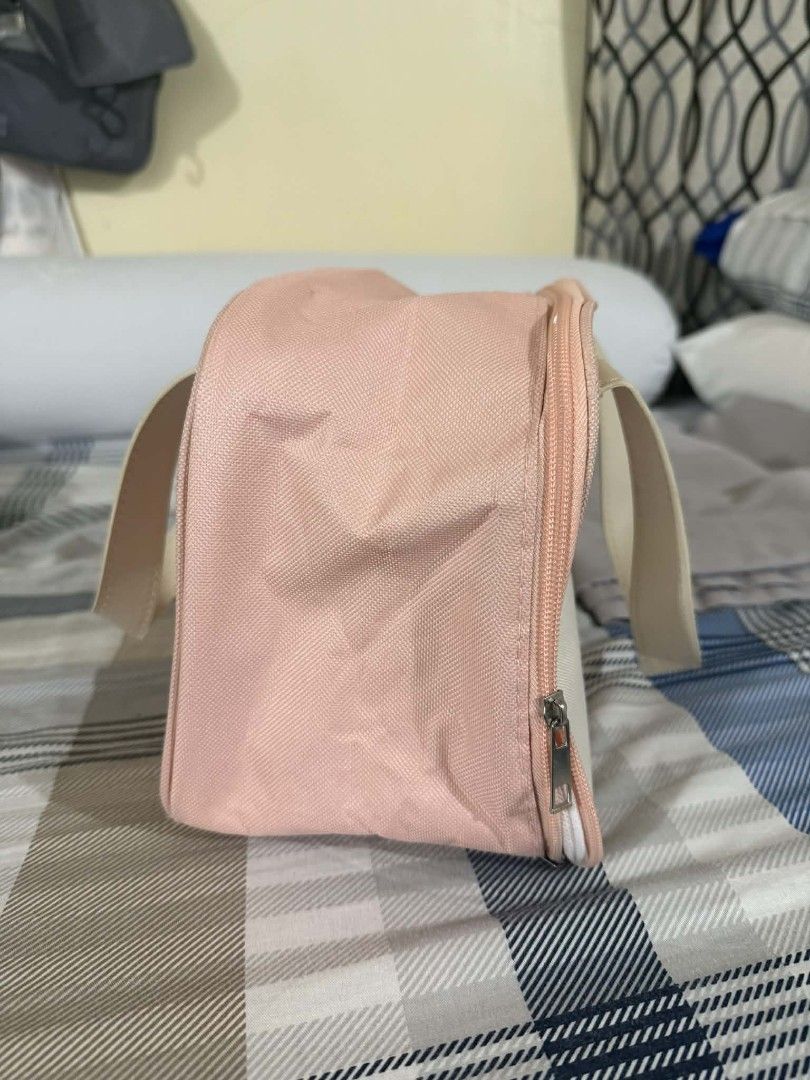Pink Insulated Lunch Bag (Category: Food Organization & Storage) located in Manila. Submitted by abcdcv (Listing ID 1420078118, Image 3). Description: - Insulated Lunch Bag.