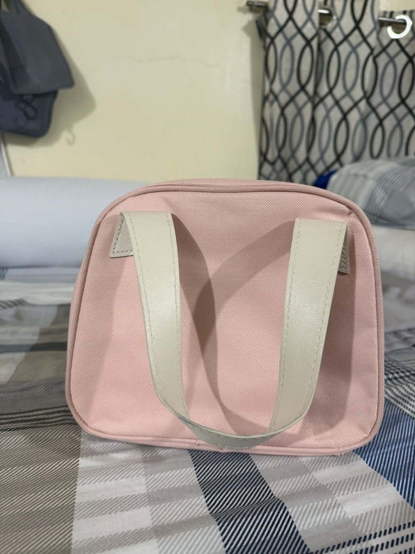 Pink Insulated Lunch Bag (Category: Food Organization & Storage) located in Manila. Submitted by abcdcv (Listing ID 1420078118, Image 2). Description: - Insulated Lunch Bag.