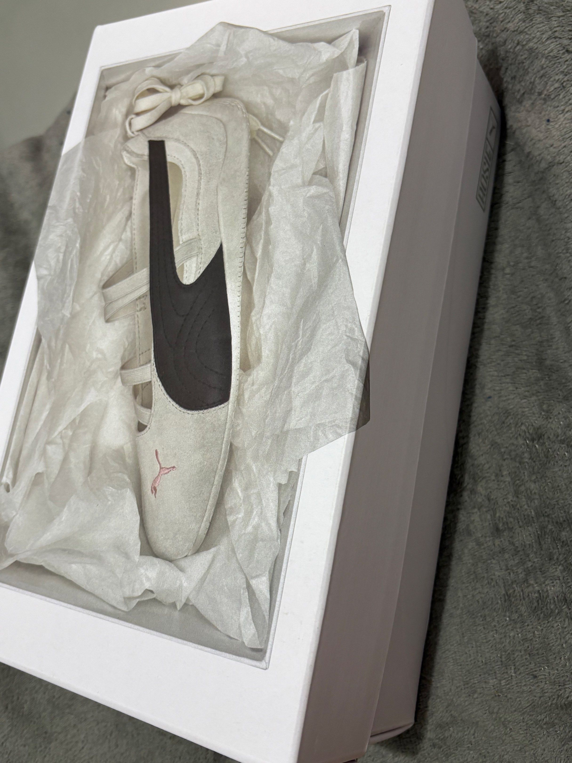 Puma Speedcat Ballet SD x ROSÉ (Category: Flats & Sandals) located in Quezon City. Submitted by katlinsy (Listing ID 1420801361, Image 2). Description: Hi! I’m selling Rosie Speedcat Ballet Shoes. Colorways: Warm White / Black / Frosty Pink. Size: US Women’s 7.5. Ordered from Korea Brand new, never been worn RFS: it was a duplicate birthday gift, so I’m selling this to buy a different pair of shoes. Selling it for ₱5,900. dm📩.