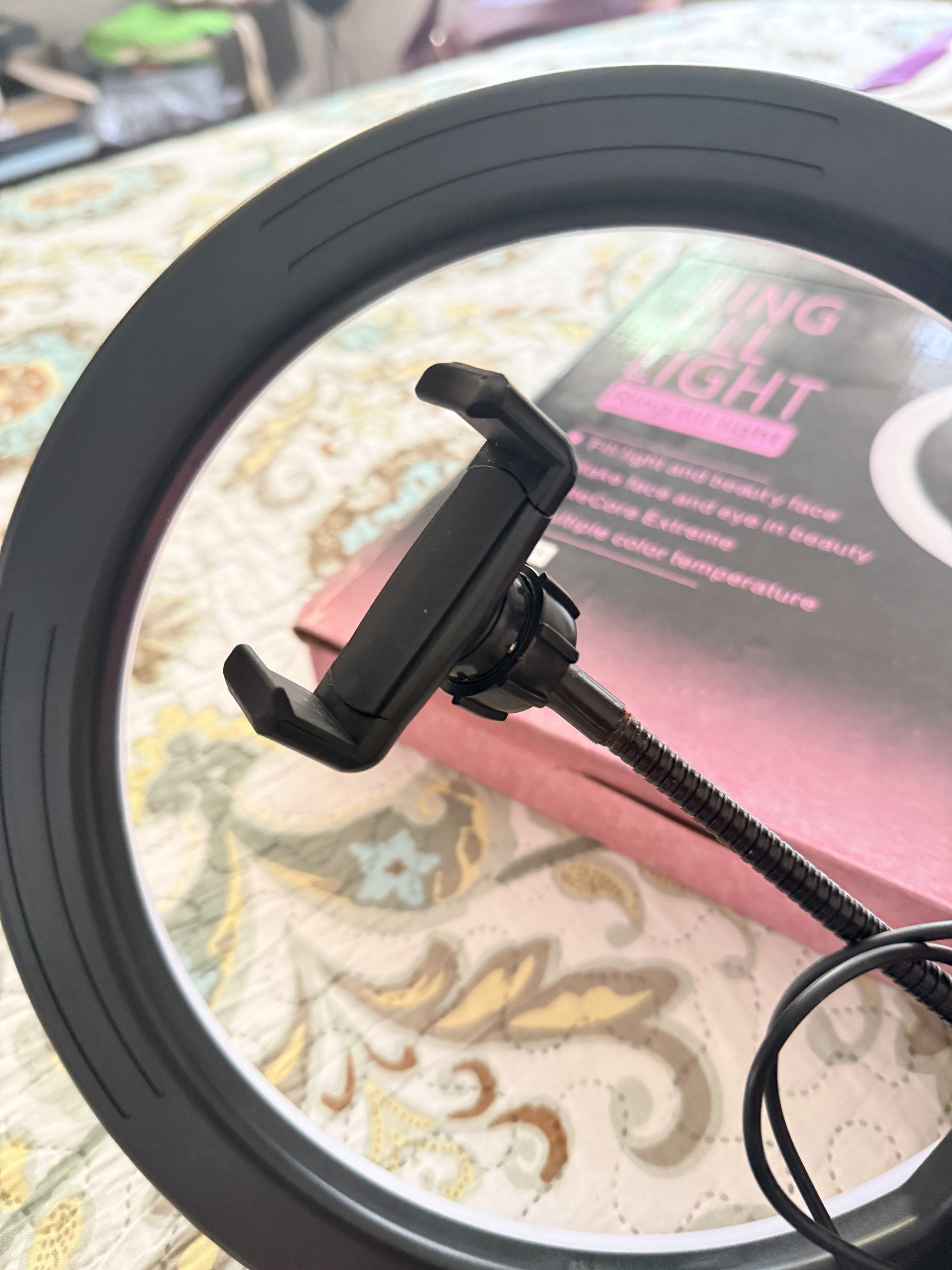 Ring Fill Light with Phone Holder (Category: Lighting & Studio Equipment) located in Manila. Submitted by clutterfree.issa (Listing ID 1420756727, Image 2). Description: Multiple color temp.