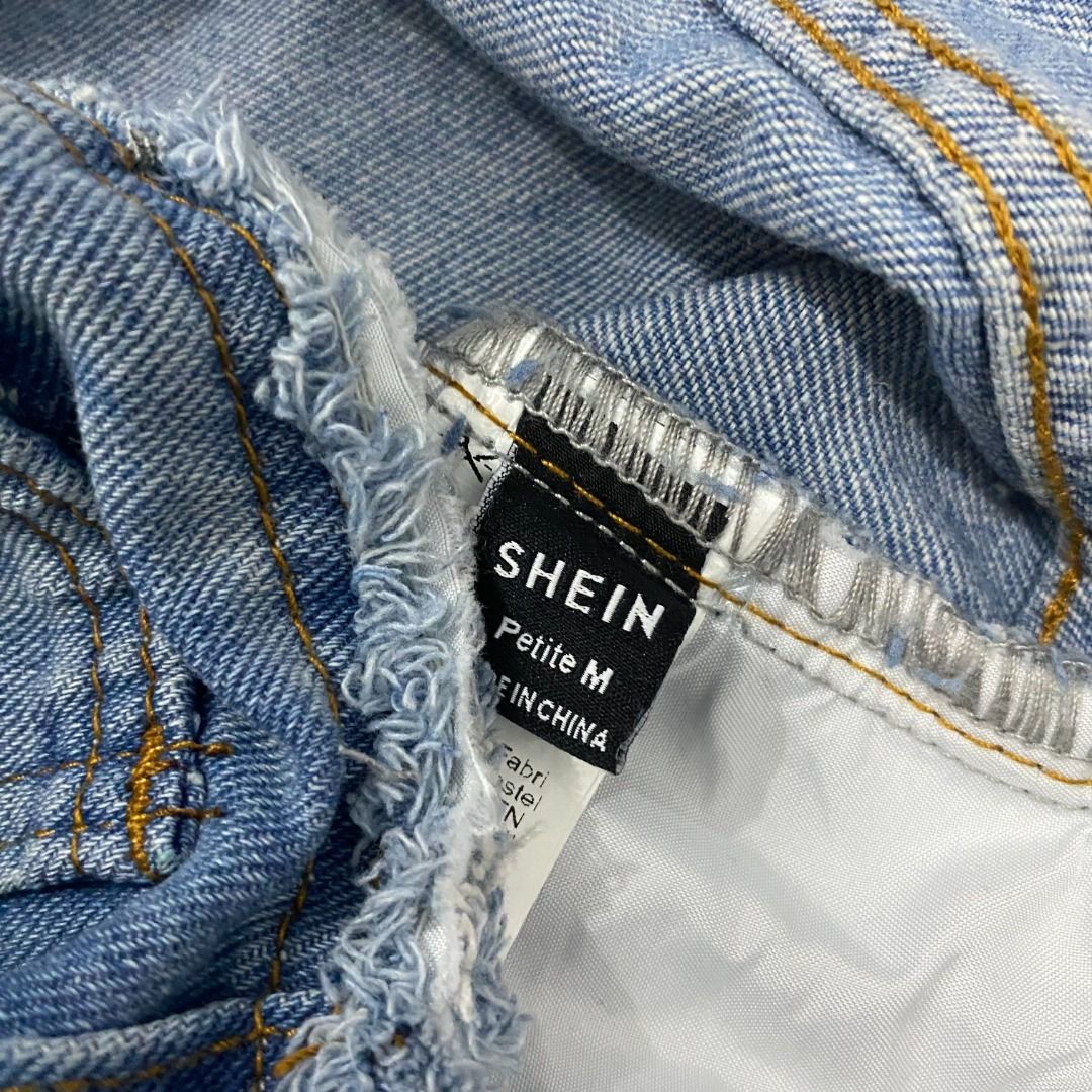 SHEIN Wide Leg Denim Jeans (Category: Jeans) located in San Fernando. Submitted by deku_off (Listing ID 1420889918, Image 3). Description: - Light blue wash wide-leg jeans - Classic five-pocket design - Button and zipper closure - Raw hem detail - Relaxed fit - Made of denim - Ideal for casual wear.