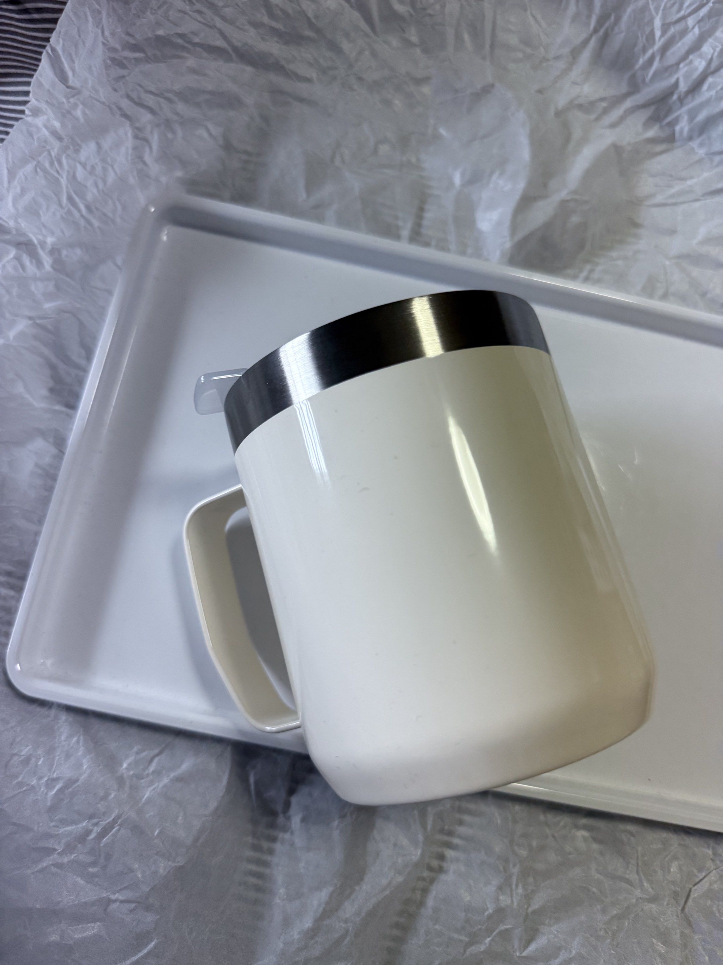 Stanley Classic Travel Mug 12oz/354ml (Category: Water Bottles & Tumblers) located in Singapore. Submitted by allys_16 (Listing ID 1420784382, Image 2). Description: Authentic/Original Cream Gloss With box For hot and cold drinks .