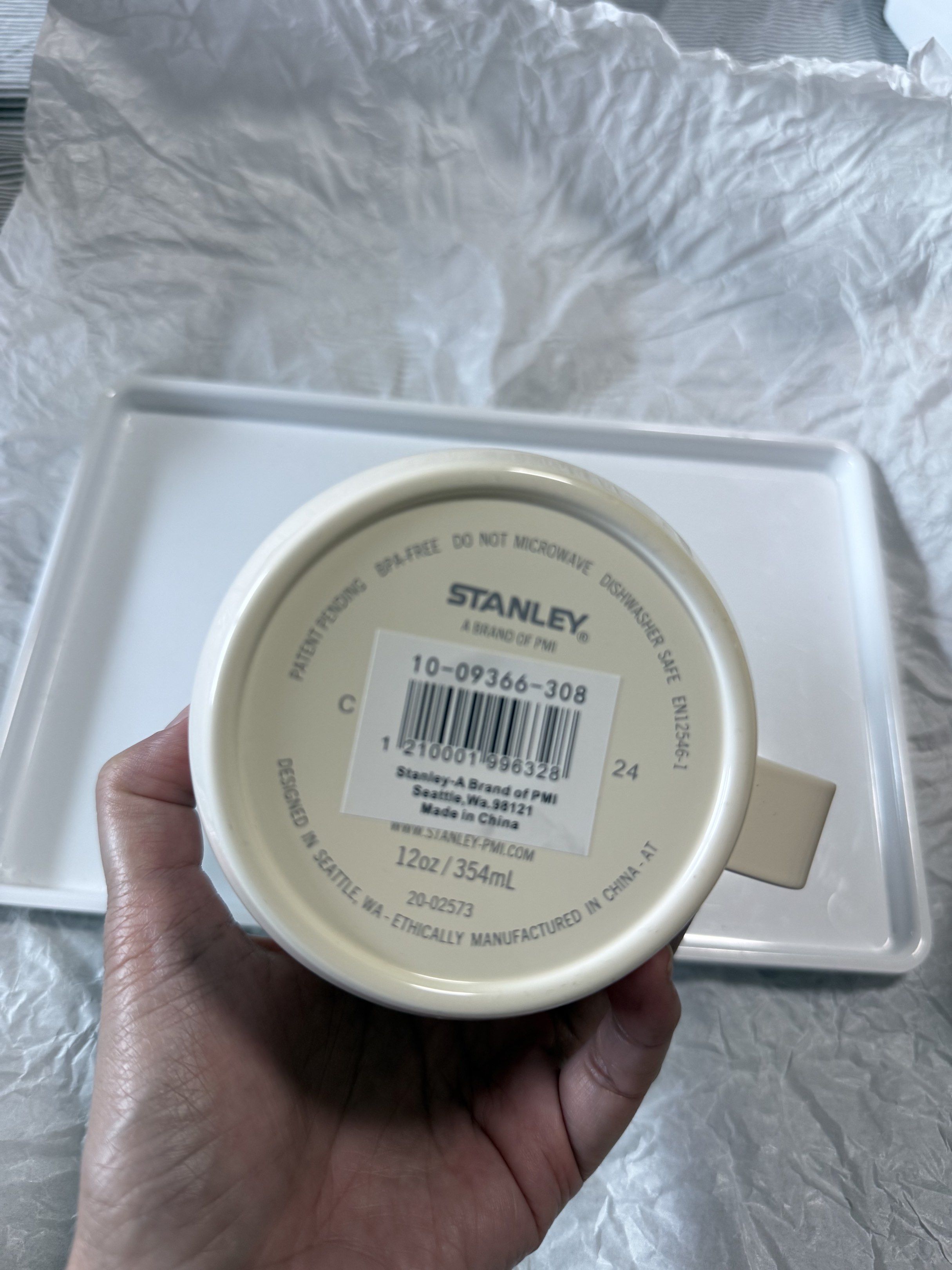 Stanley Classic Travel Mug 12oz/354ml (Category: Water Bottles & Tumblers) located in Singapore. Submitted by allys_16 (Listing ID 1420784382, Image 3). Description: Authentic/Original Cream Gloss With box For hot and cold drinks .