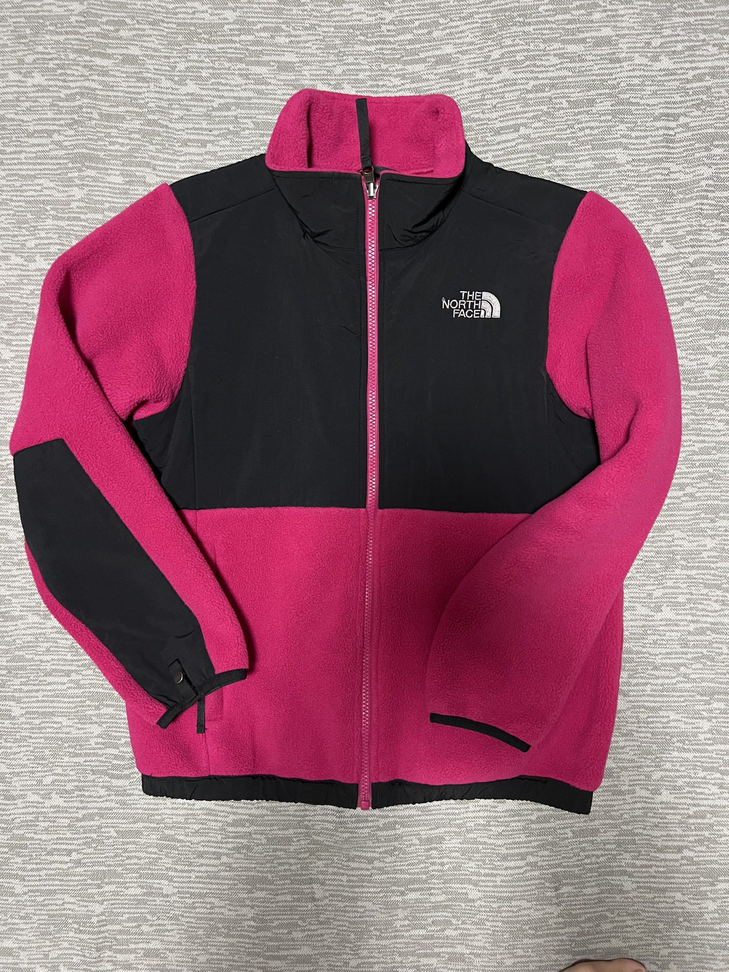The North Face fleece jacket (Category: Coats, Jackets and Outerwear) located in Angeles City. Submitted by chiccharm (Listing ID 1420933099, Image 1). Description: Large for kids but can fit size S to m adult.