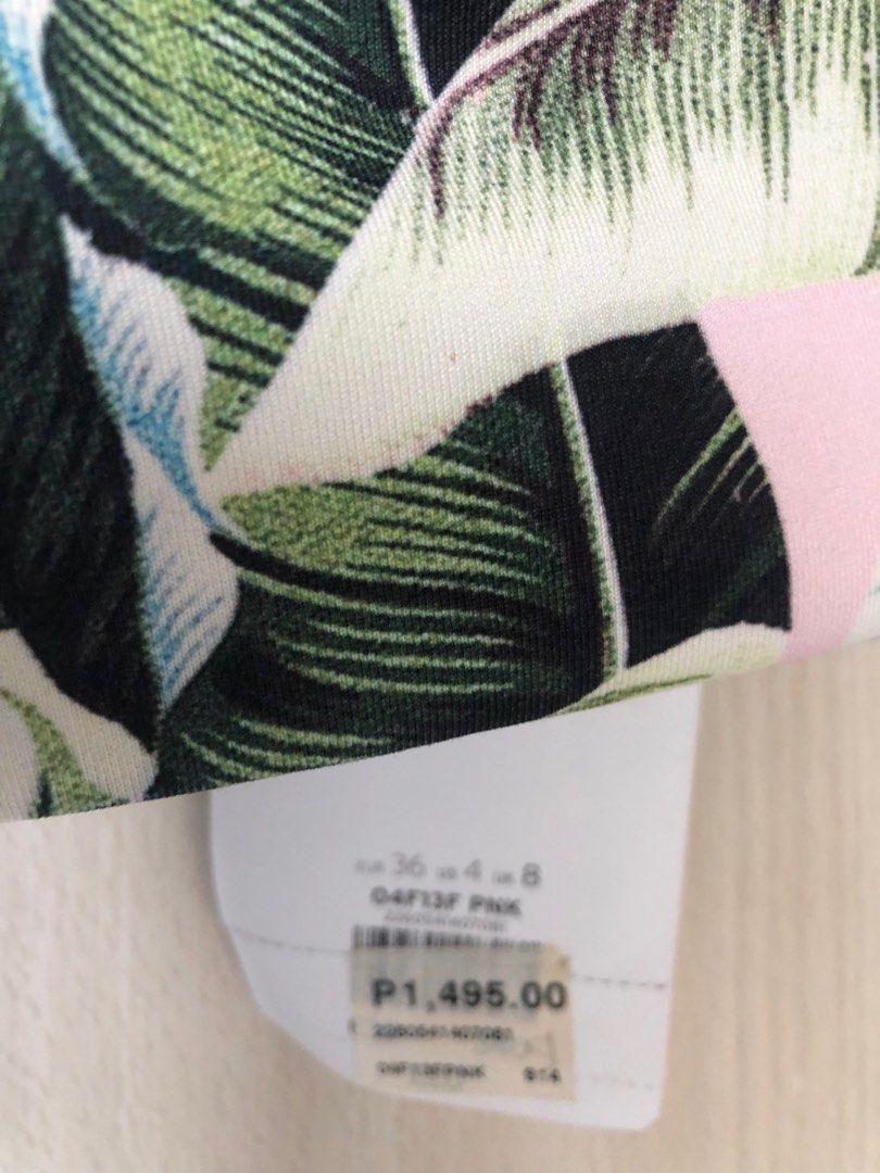 Topshop Floral Crop Top (Category: Blouses) located in Quezon City. Submitted by macyscloset (Listing ID 1420838745, Image 2). Description: .