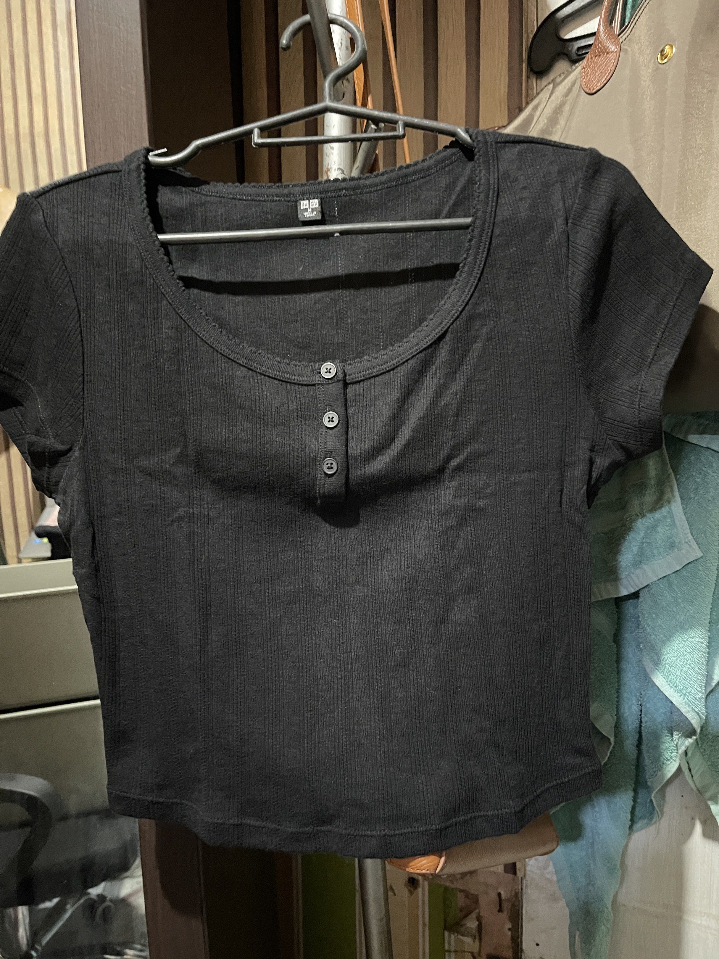 Uniqlo Black Ribbed Crop Top (Category: Shirts) located in Muntinlupa City. Submitted by boldwind_e2660b (Listing ID 1420829420, Image 1). Description: - Uniqlo crop top - Black ribbed knit fabric - Scoop neckline - Short sleeves - Button-down front - Straight hem - Casual style.