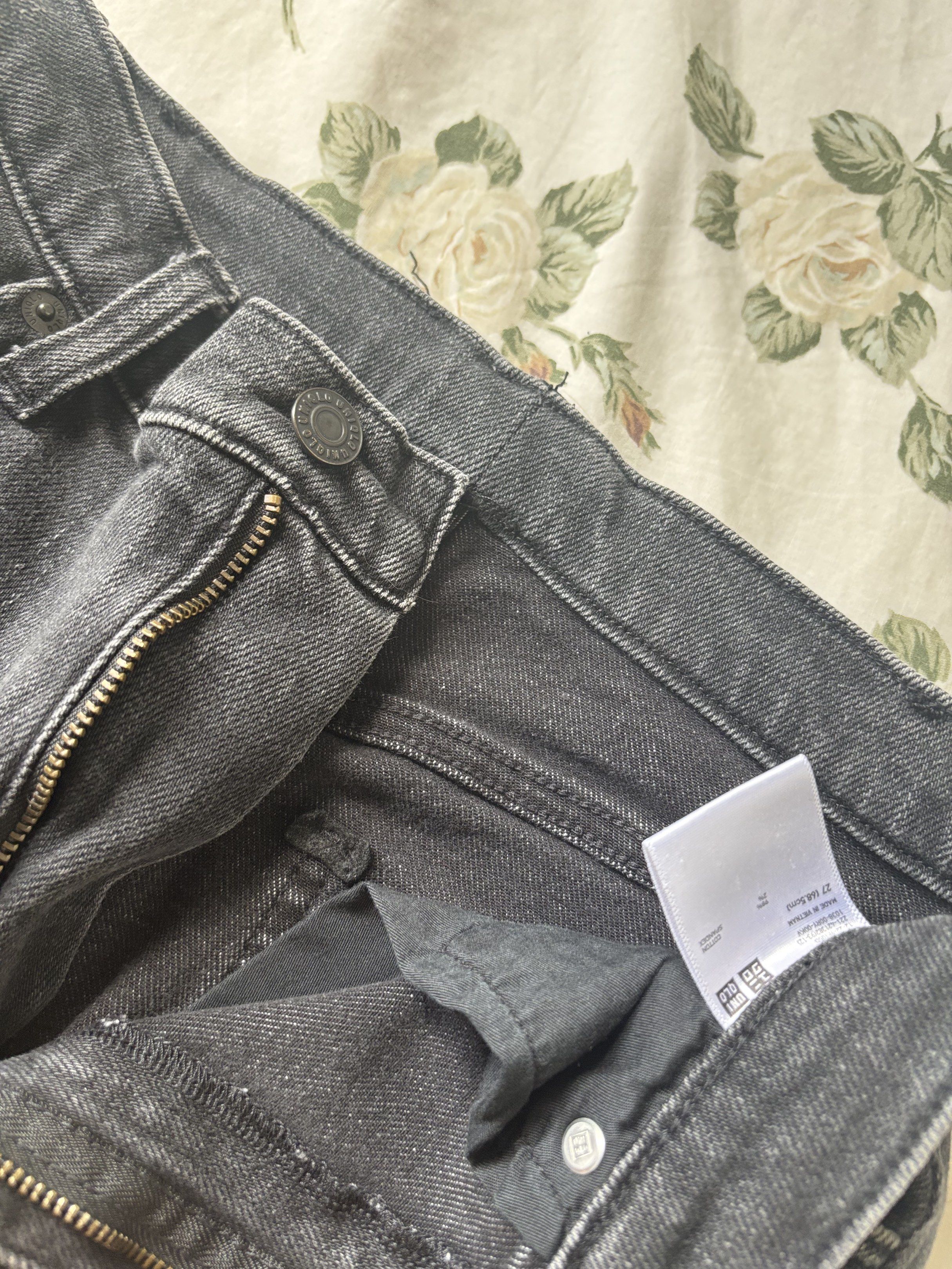 Uniqlo Black Straight Cut Pants (Category: Jeans) located in Makati City. Submitted by soobjny (Listing ID 1420762382, Image 2). Description: no flaws! not my style anymore but this is very comfy :).