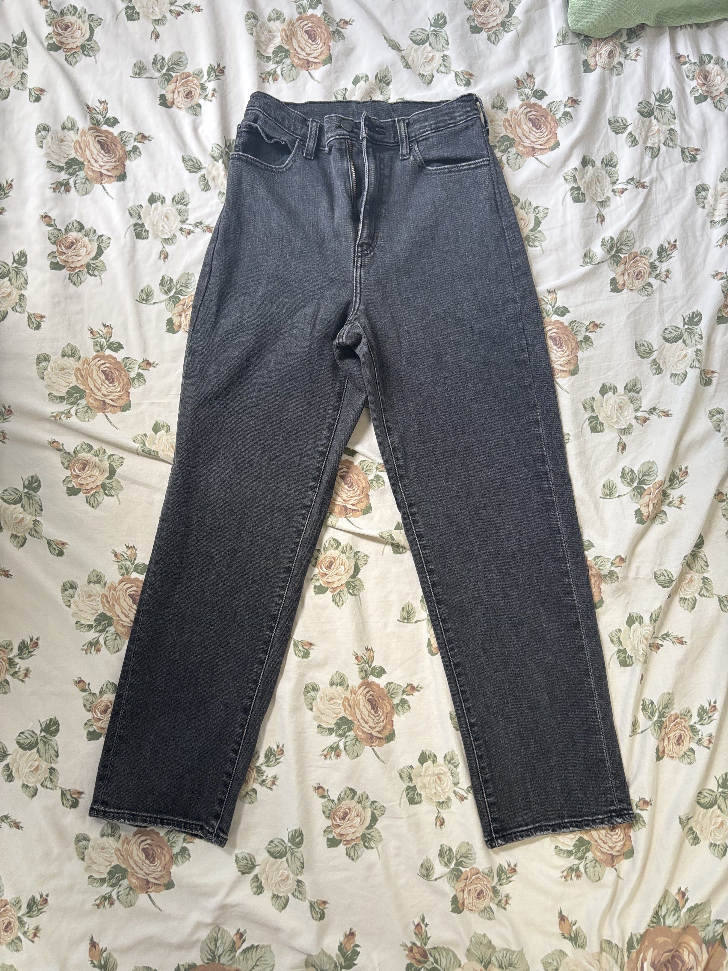 Uniqlo Black Straight Cut Pants (Category: Jeans) located in Makati City. Submitted by soobjny (Listing ID 1420762382, Image 1). Description: no flaws! not my style anymore but this is very comfy :).