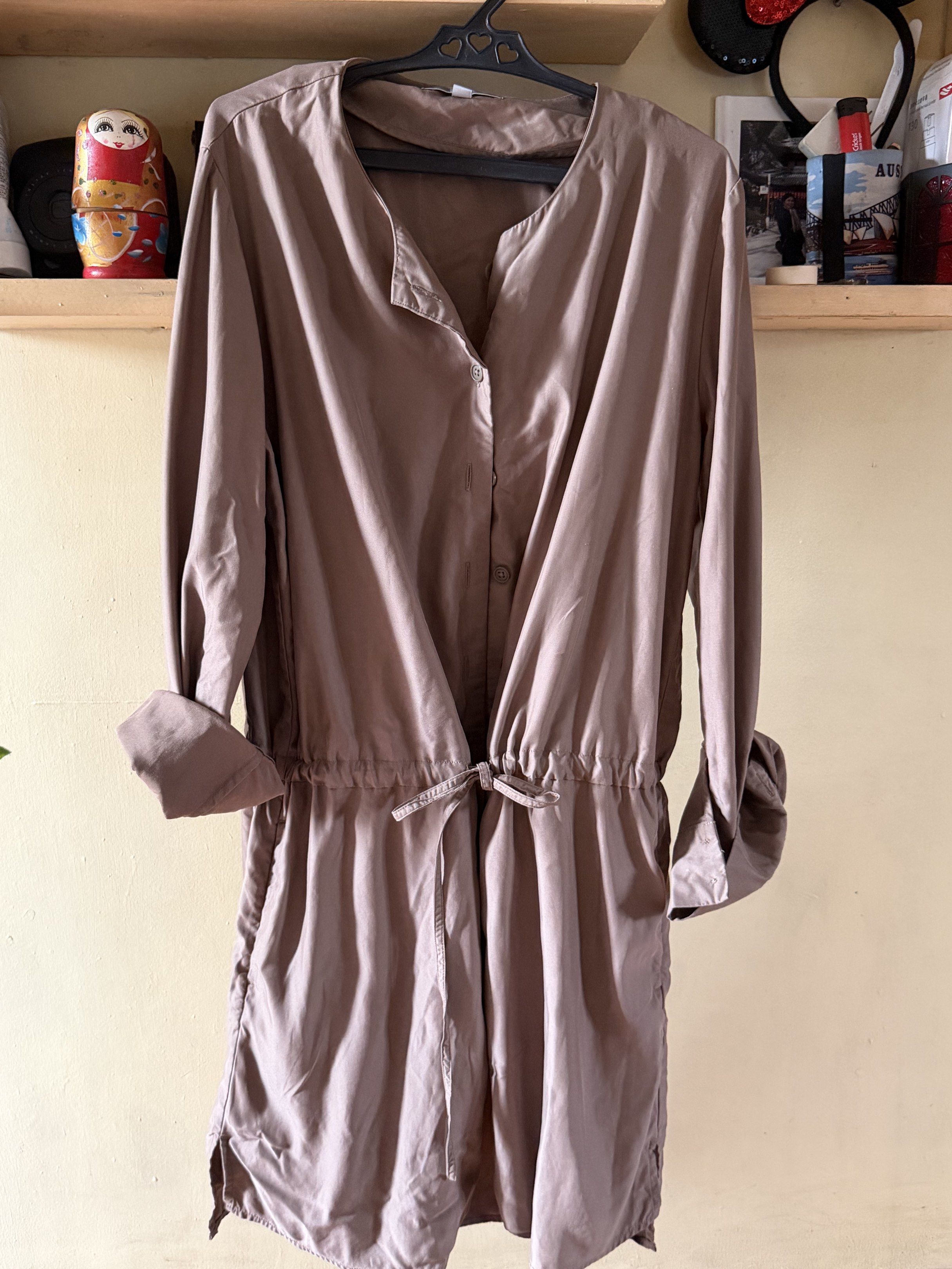 Uniqlo Dress - Size M (Category: Dresses) located in Manila. Submitted by fcd2410 (Listing ID 1420758927, Image 2). Description: - Uniqlo dress - Size: M - Style: Button-down - Sleeves: Long - Waist: Drawstring (adjustable fit) - Color: Brown.