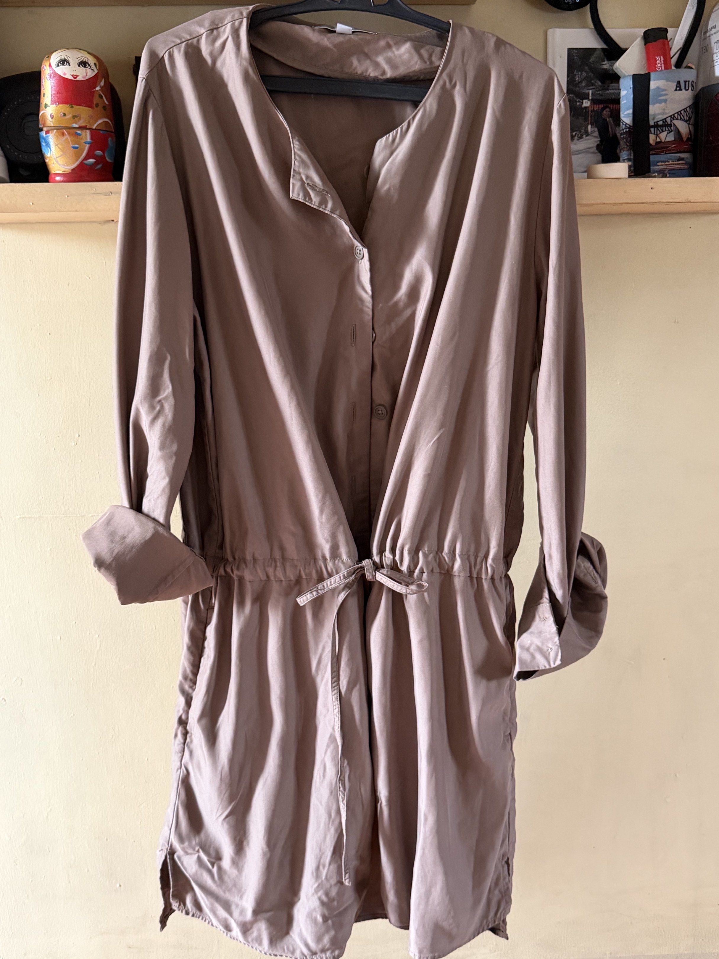 Uniqlo Dress - Size M (Category: Dresses) located in Manila. Submitted by fcd2410 (Listing ID 1420758927, Image 1). Description: - Uniqlo dress - Size: M - Style: Button-down - Sleeves: Long - Waist: Drawstring (adjustable fit) - Color: Brown.