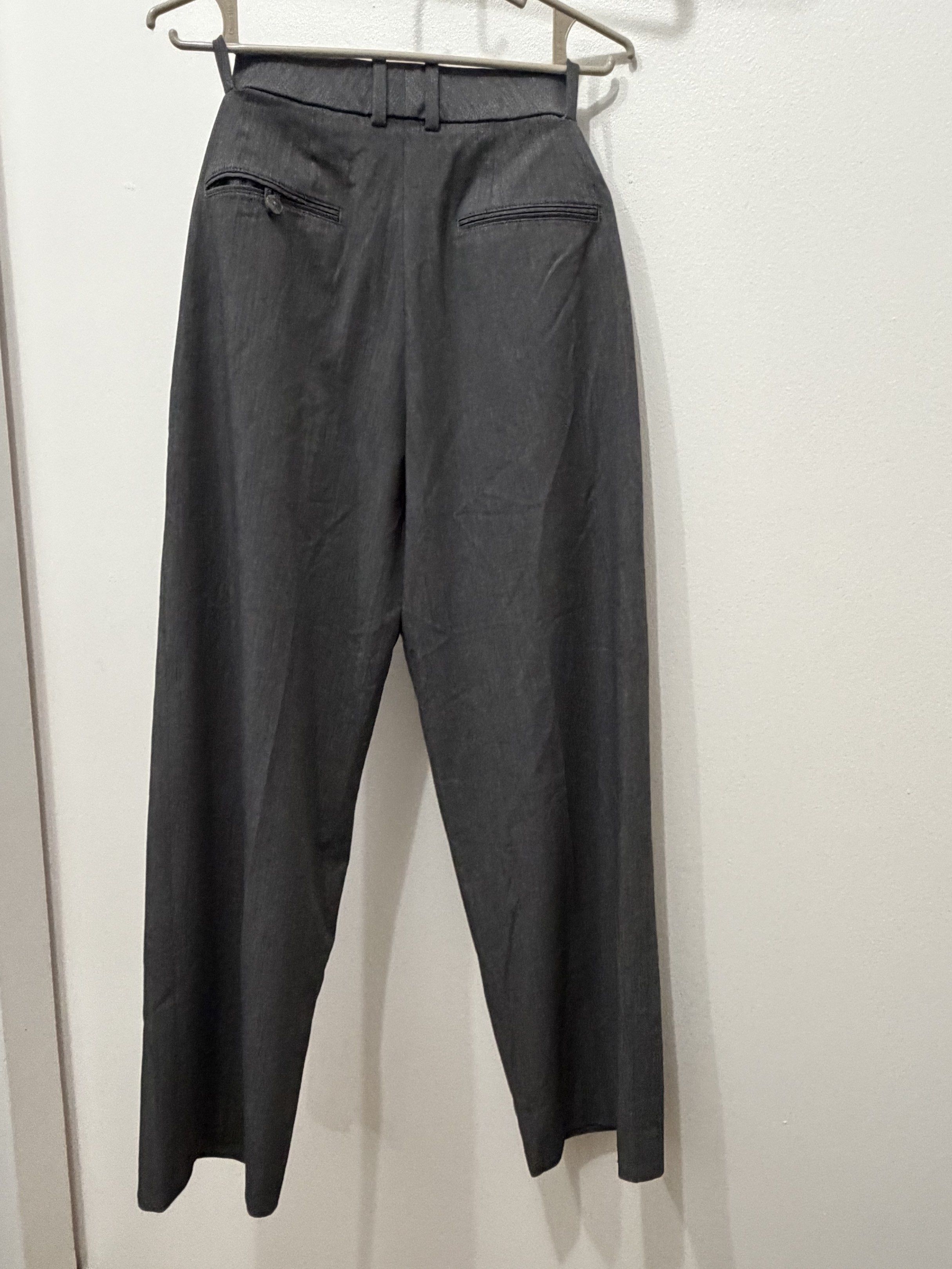 Uniqlo Gray Pants (Category: Other Bottoms) located in Manila. Submitted by beachbaaaaabe (Listing ID 1420922682, Image 2). Description: - Uniqlo Gray Pants - Size: XS - Condition: Excellent - Material: Polyester, Rayon, Spandex blend - Design: Classic and versatile - Perfect for everyday wear.