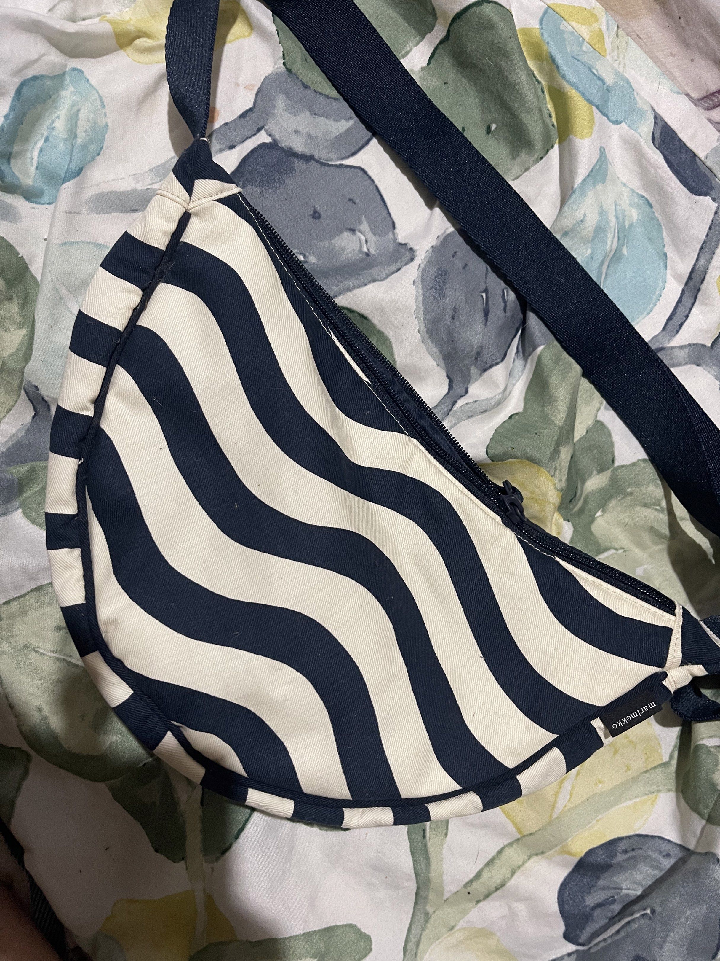 Uniqlo Marimekko Round Mini Shoulder Bag (Category: Shoulder Bags) located in Manila. Submitted by caire4l (Listing ID 1420863317, Image 3). Description: - ORIGINAL Uniqlo Marimekko Round Mini Shoulder Bag - Color: Navy and White - Adjustable shoulder strap - From Japan - Brand new, never used - may small stain MOP: GCASH MOD: Lalamove/jnt/ggx ; Meet up: Mcdo Quirino (SLIGHTLY NEGO).