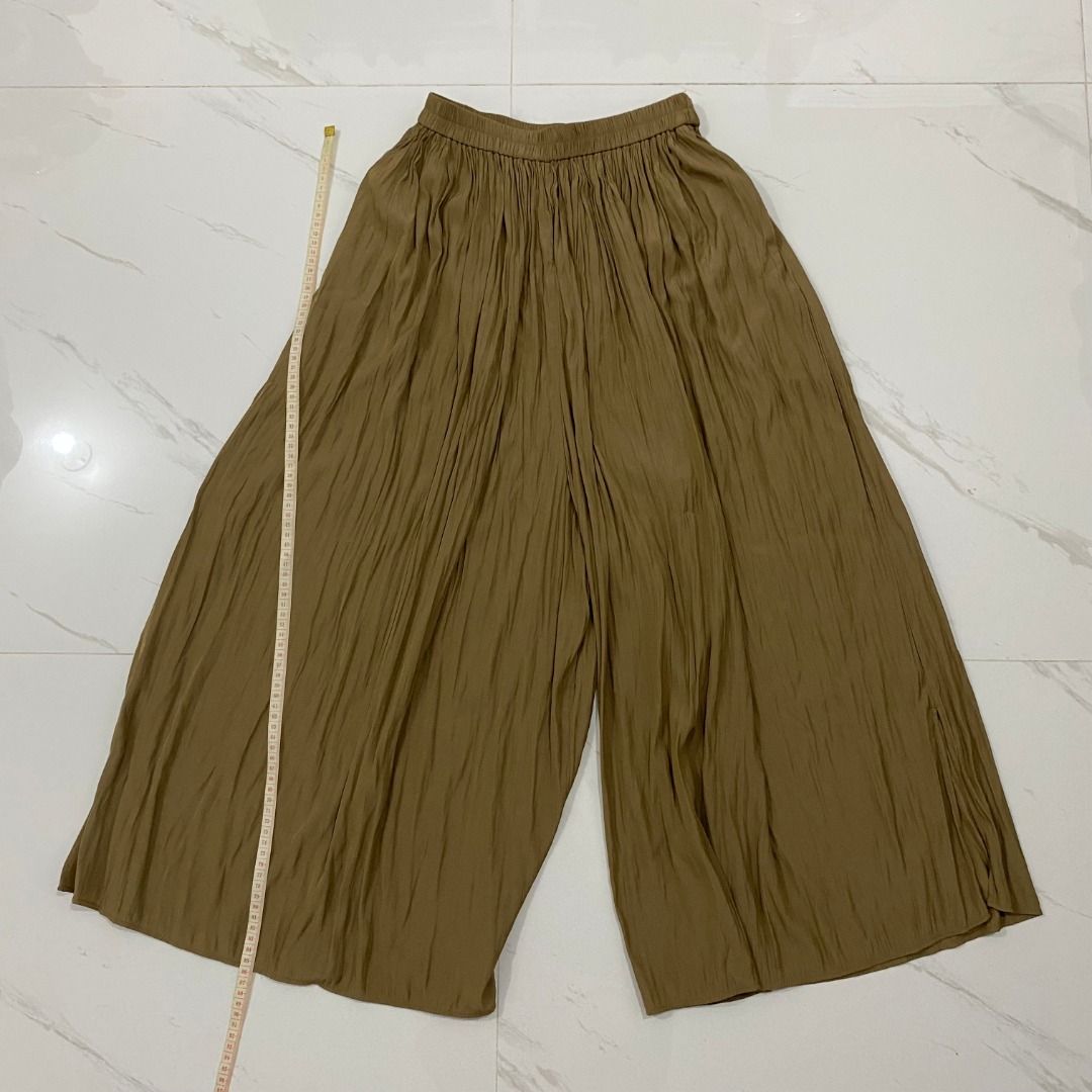 Uniqlo Pleated Wide Pants (Category: Other Bottoms) located in San Fernando. Submitted by deku_off (Listing ID 1420891956, Image 1). Description: - Uniqlo Wide-Leg Pants - Size: S - Color: Muted Olive Green - Material: 100% Polyester - Features: Pleated design, elastic waistband - Waist: 60-66cm - Hips: 85-91cm.