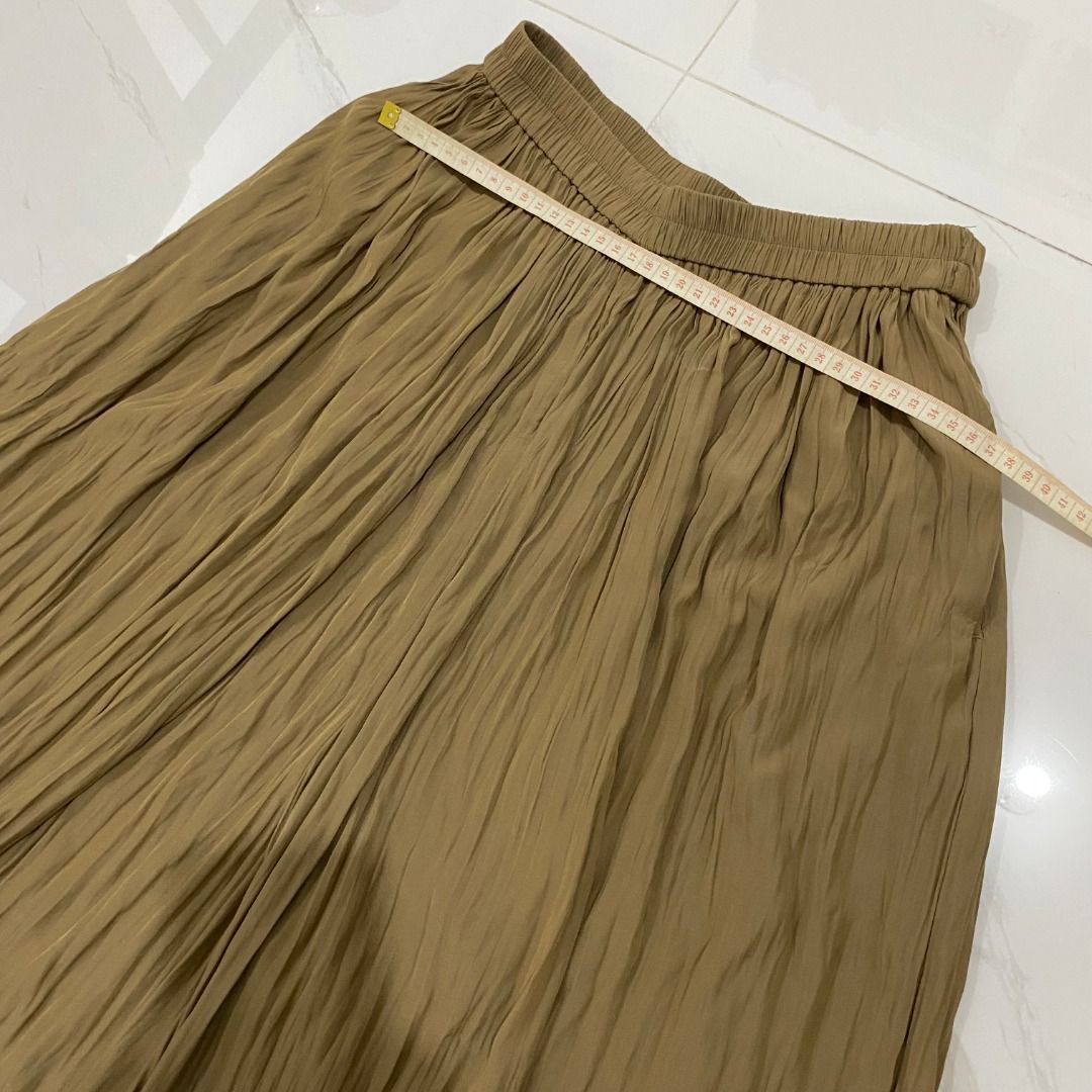 Uniqlo Pleated Wide Pants (Category: Other Bottoms) located in San Fernando. Submitted by deku_off (Listing ID 1420891956, Image 2). Description: - Uniqlo Wide-Leg Pants - Size: S - Color: Muted Olive Green - Material: 100% Polyester - Features: Pleated design, elastic waistband - Waist: 60-66cm - Hips: 85-91cm.