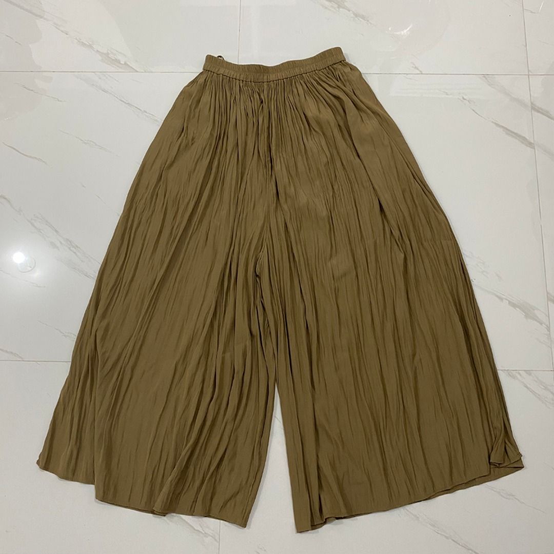 Uniqlo Pleated Wide Pants (Category: Other Bottoms) located in San Fernando. Submitted by deku_off (Listing ID 1420891956, Image 3). Description: - Uniqlo Wide-Leg Pants - Size: S - Color: Muted Olive Green - Material: 100% Polyester - Features: Pleated design, elastic waistband - Waist: 60-66cm - Hips: 85-91cm.