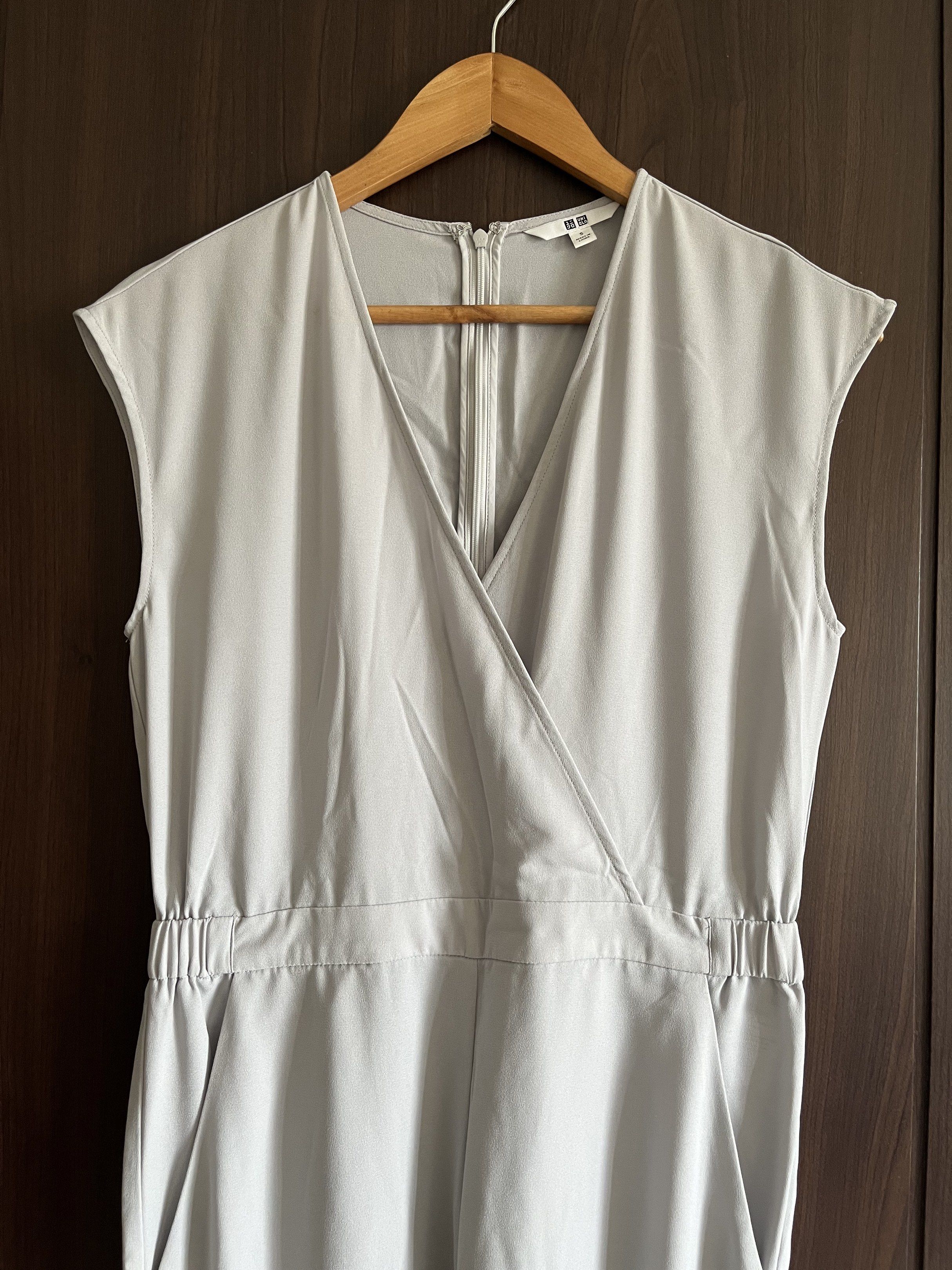 Uniqlo Sleeveless Jumpsuit (Category: Jumpsuits) located in Manila. Submitted by mentone (Listing ID 1420807359, Image 2). Description: - Uniqlo Jumpsuit - Light Gray Color - V-neckline - Sleeveless - Cinched Waist - Front Zipper Closure - Pockets - Size Tag Visible - Versatile for various occasions.
