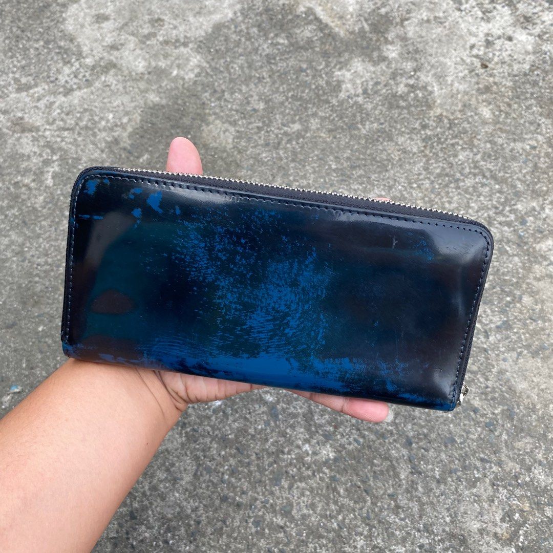 Vanquish Long Wallet (Category: Wallets & Card holders) located in Calamba. Submitted by thriftguide (Listing ID 1420793563, Image 2). Description: Vanquish Long Wallet Authentic Excellent Condition Minor Flaw: Mild Scratches but not visible due to design.