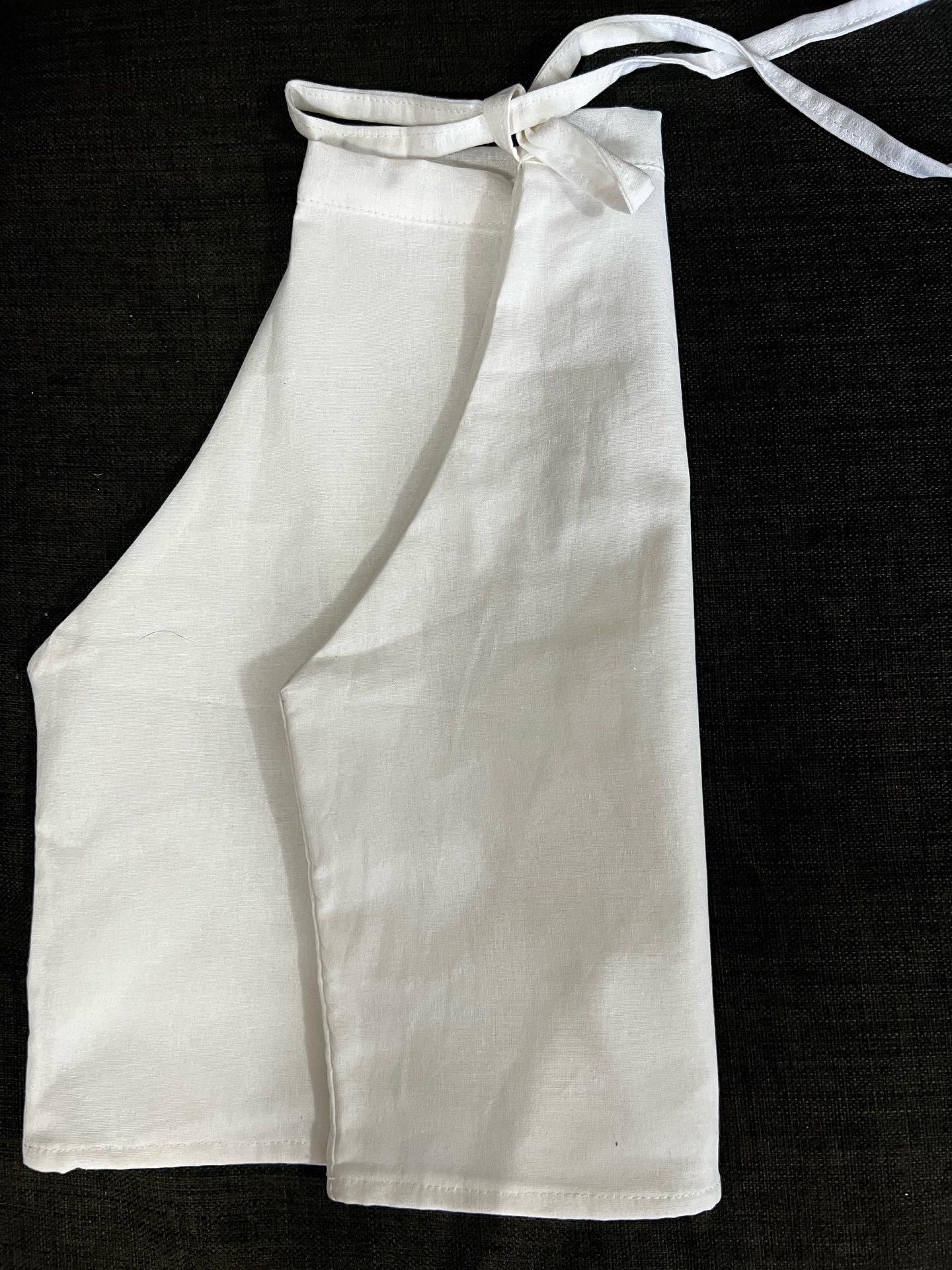White Halter Top (Category: Sleeveless) located in Pasig City. Submitted by decluttertrends (Listing ID 1420768386, Image 2). Description: Custom top - off white (double fabric) Bust- 33” Length 16” from top of clothing Notes: v sides details, with slit opening and button at the back, with one side thin ties design - White halter top - Tie closure - Keyhole back detail - High neckline - Sleeveless - Made of cotton - Casual wear.