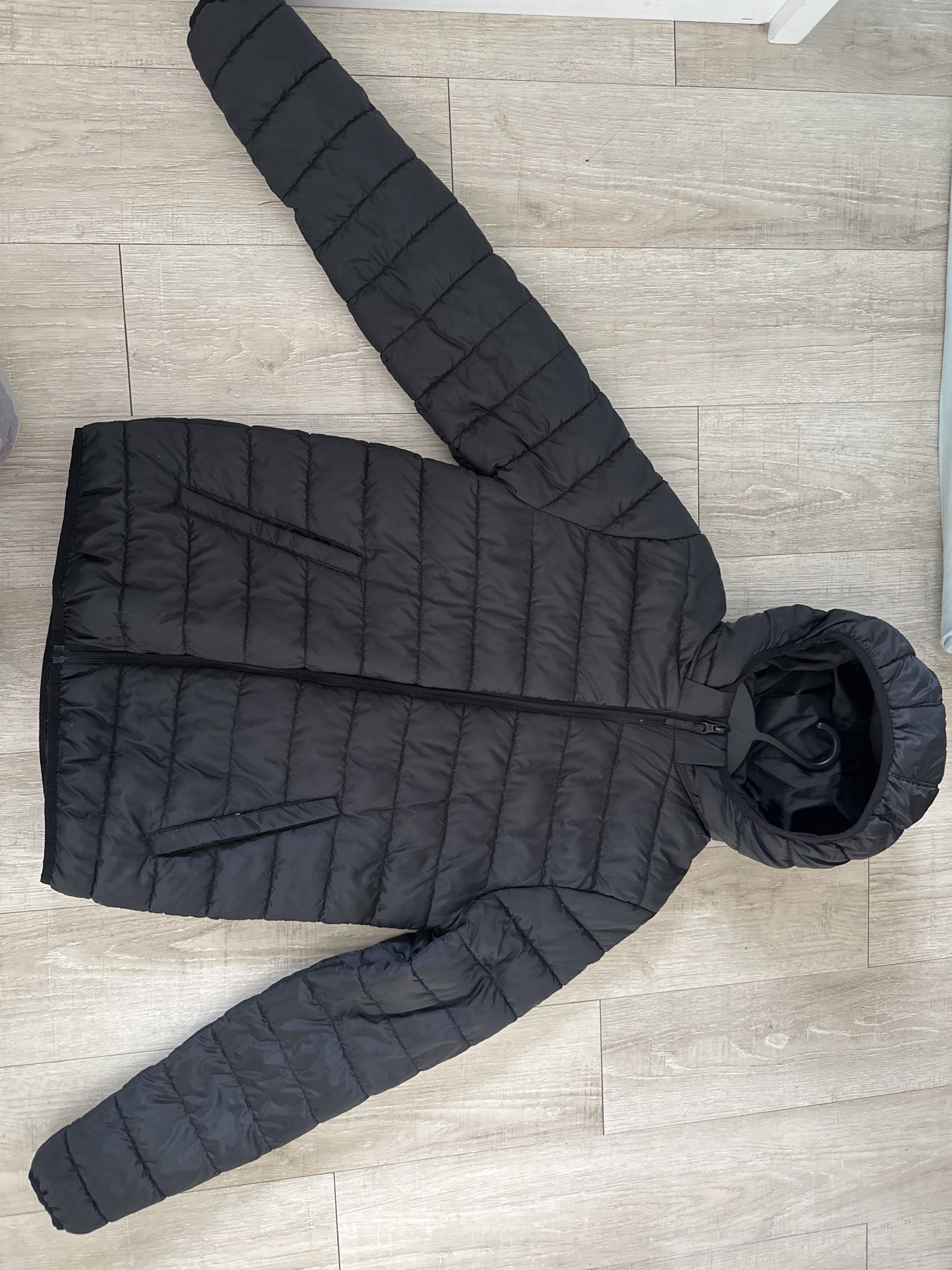 Winter jacket (Category: Babies & Kids Fashion) located in Nilai. Submitted by rosi333 (Listing ID 1420850208, Image 1). Description: -WORE ONCE ( SNOWLIM WORLD SEREMBAN ) -9.5/10 -BLACK -UK12-14Y .