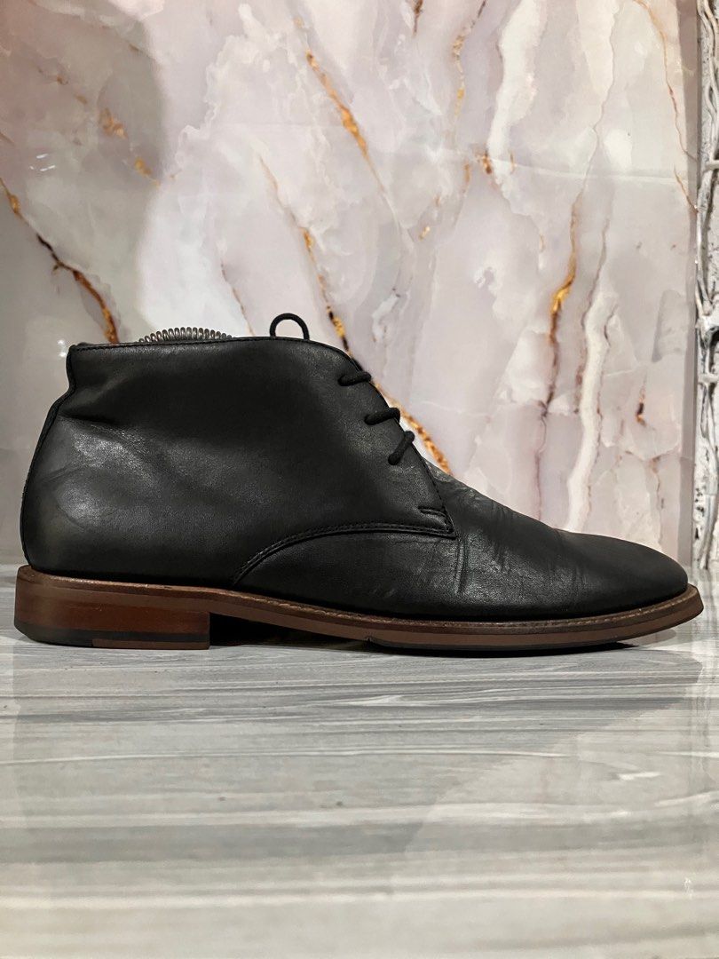 ALDO BLACK LEATHER CHUKKA BOOTS SIZE 7 MEN (Category: Casual Shoes) located in General Mariano Alvarez. Submitted by adonid (Listing ID 1420970428, Image 1). Description: ALDO BLACK LEATHER CHUKKA BOOTS ORIGINAL BLACK LEATHER CHUKKA BOOTS GOOD CONDITION NORMAL SIGN OF USAGE ONLY SIZE 7 MEN.