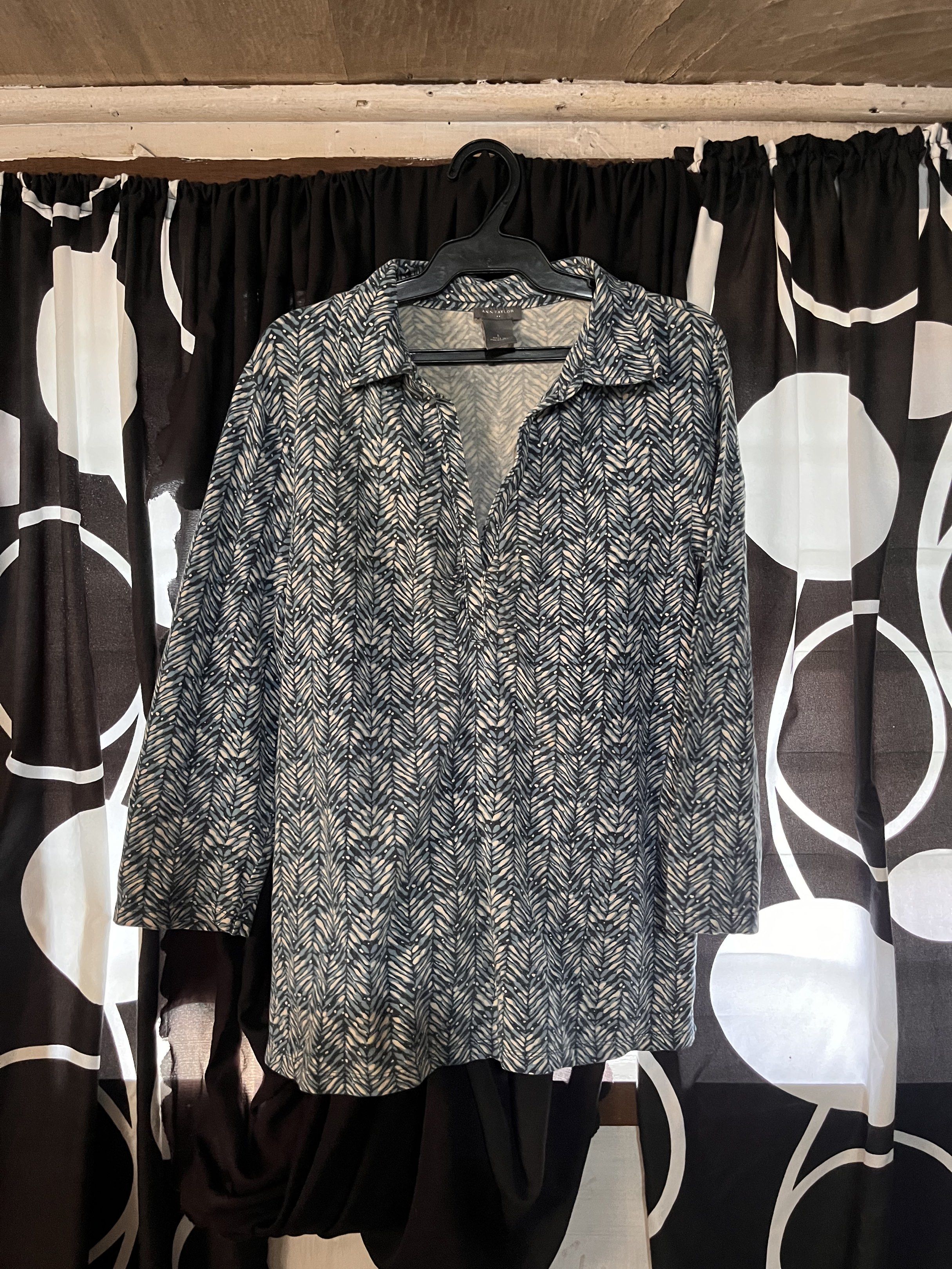 ann taylor blue printed long sleeve top (Category: Blouses) located in Apalit. Submitted by jd.eclutters (Listing ID 1421020867, Image 1). Description: ➫ never been worn; good as new ➫ very fun and funky top! ➫ very kapal ng tela ➫ unisex ➫ fits L-XL ➫ rfs: nasa closet lang hehe 📍Apalit, Pampanga 🧾 Gcash 📦 J&T 💌 dm for nego & more infos! happy shopping! 🛒⋆⭒˚.⋆.