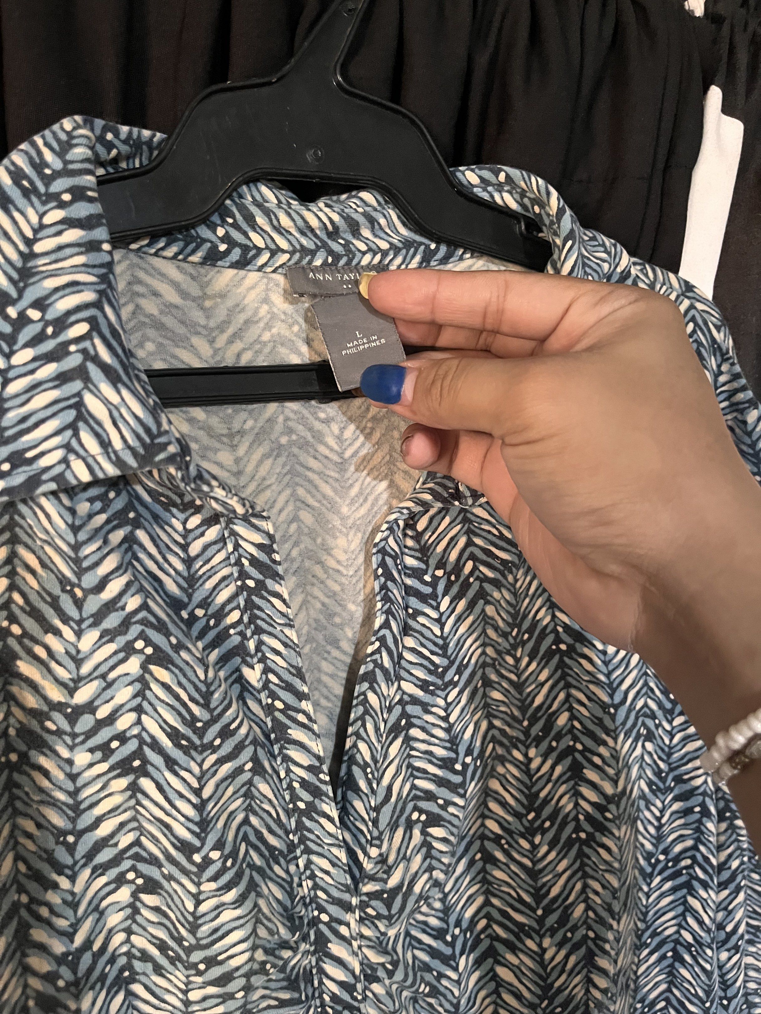ann taylor blue printed long sleeve top (Category: Blouses) located in Apalit. Submitted by jd.eclutters (Listing ID 1421020867, Image 3). Description: ➫ never been worn; good as new ➫ very fun and funky top! ➫ very kapal ng tela ➫ unisex ➫ fits L-XL ➫ rfs: nasa closet lang hehe 📍Apalit, Pampanga 🧾 Gcash 📦 J&T 💌 dm for nego & more infos! happy shopping! 🛒⋆⭒˚.⋆.