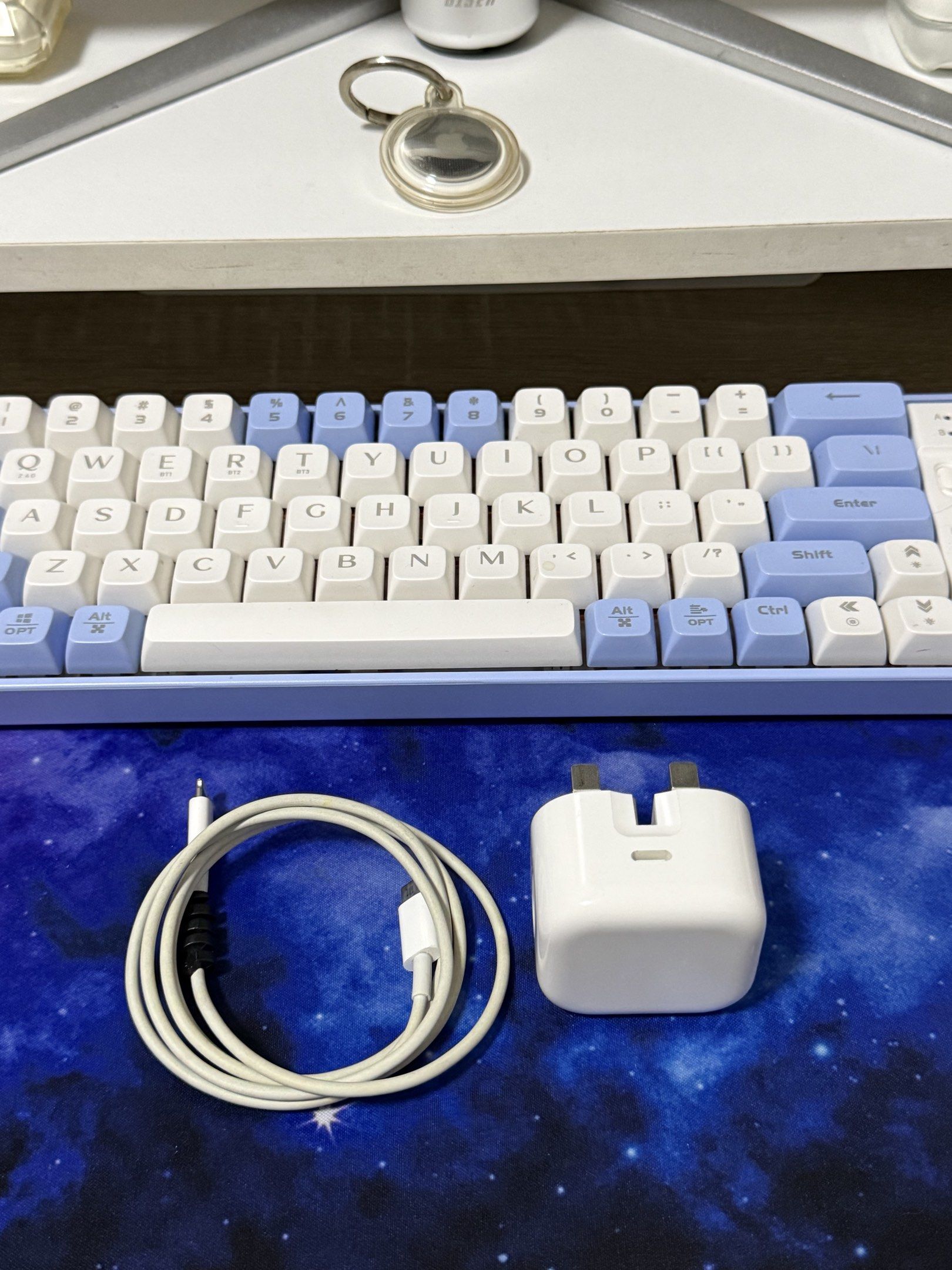 Apple fast chargers dock cord jack adaptor original (Category: Chargers & Cables) located in Angeles City. Submitted by sjd_stuff (Listing ID 1421080564, Image 2). Description: Adaptor fast charger 800 Cord usb-c 700 Jack adaptor 500 .