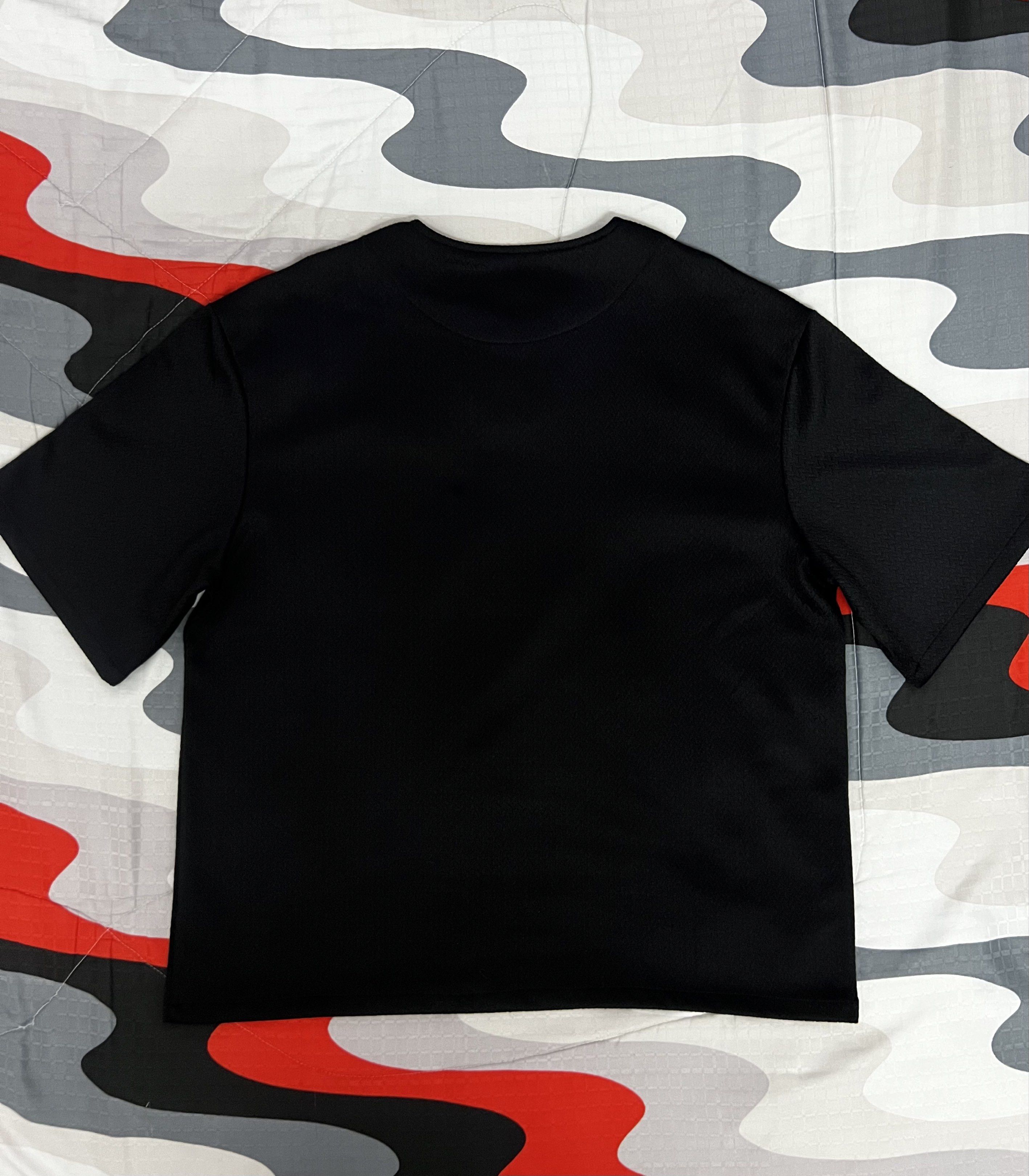 AQBASIC B&W (Category: Activewear) located in Kluang. Submitted by d43ny (Listing ID 1421002021, Image 2). Description: 📌 AQMERCH 2025 RELEASE 📌 BLACK COLORWAY 🖤 📌 SIZE M-L ( P24 L27 ) 📌 CONDITION 9/10 🔥 📌 INCLUDE ORI DUSTBAG 💯 📌 PRICE INCLUDE POSTAGE 🚚 📌 NEGOTIABLE 🫶🏻.