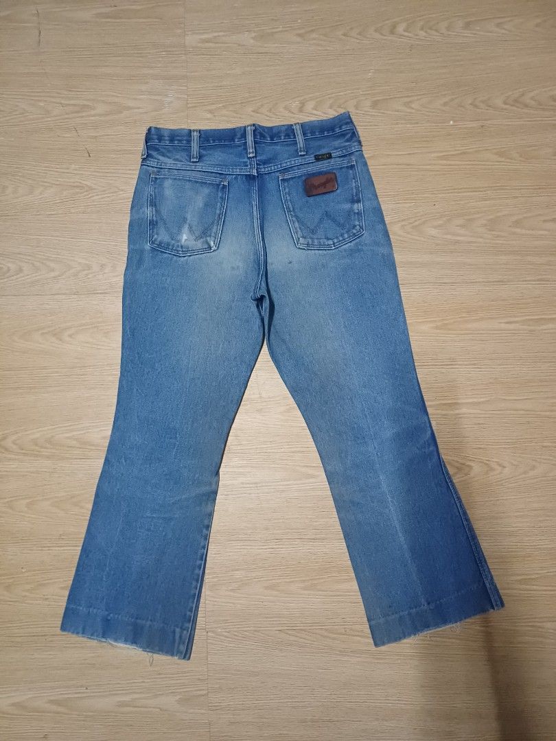 AUTHENTIC 70's-80's WRANGLER JEANS (Category: Jeans) located in Arayat. Submitted by angels_closet247 (Listing ID 1421073987, Image 1). Description: - Classic blue wash - Straight leg - Features Wrangler patch and -Scovill Zipper - Made in USA Actual size using inches Waistline /Widht 30 Thight /11 Leg opening /9 Lenght/36.5 fittings is Medium Very good Condition, Issue:Vintage Condition 😉Message if you have any other question about sizing. We d
