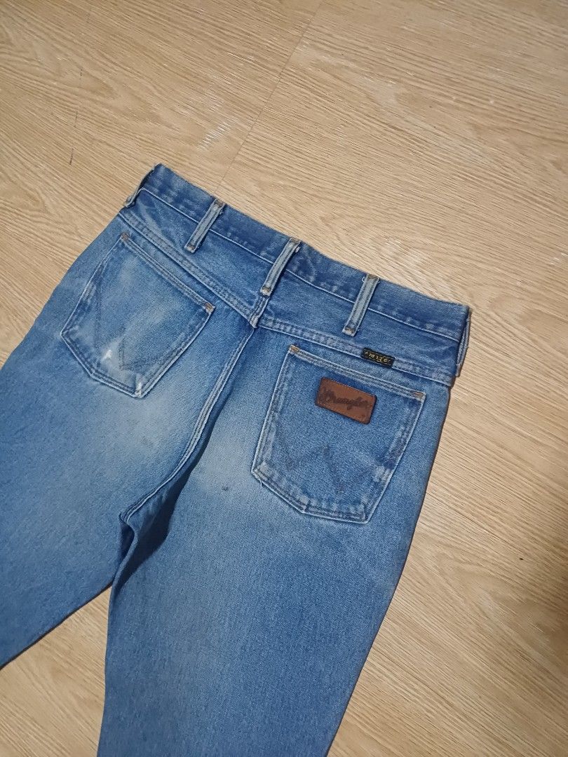 AUTHENTIC 70's-80's WRANGLER JEANS (Category: Jeans) located in Arayat. Submitted by angels_closet247 (Listing ID 1421073987, Image 2). Description: - Classic blue wash - Straight leg - Features Wrangler patch and -Scovill Zipper - Made in USA Actual size using inches Waistline /Widht 30 Thight /11 Leg opening /9 Lenght/36.5 fittings is Medium Very good Condition, Issue:Vintage Condition 😉Message if you have any other question about sizing. We d