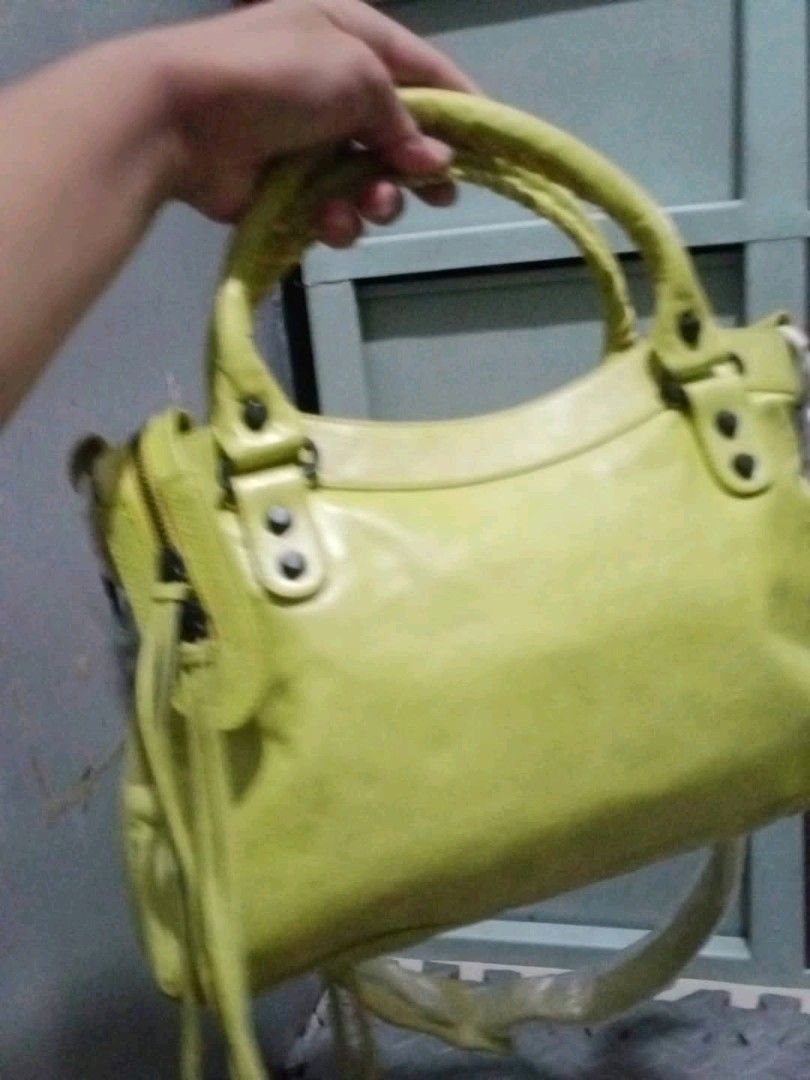 Balenciaga Classic City Handbag (Category: Luxury Bags & Wallets) located in Bacoor. Submitted by pjp26 (Listing ID 1420956932, Image 2). Description: -Balenciaga Classic City handbag - Stunning yellow-green color - Top handle and detachable shoulder strap - Exterior details - Includes a small mirror - Secure zipper closure - Interior tag - Made in Italy - Zipper brand: Lampo.