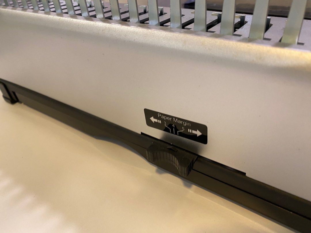 Binder machine (Category: Office & Business Technology) located in Kajang. Submitted by lessismoree (Listing ID 1421083374, Image 3). Description: Self collect kajang.