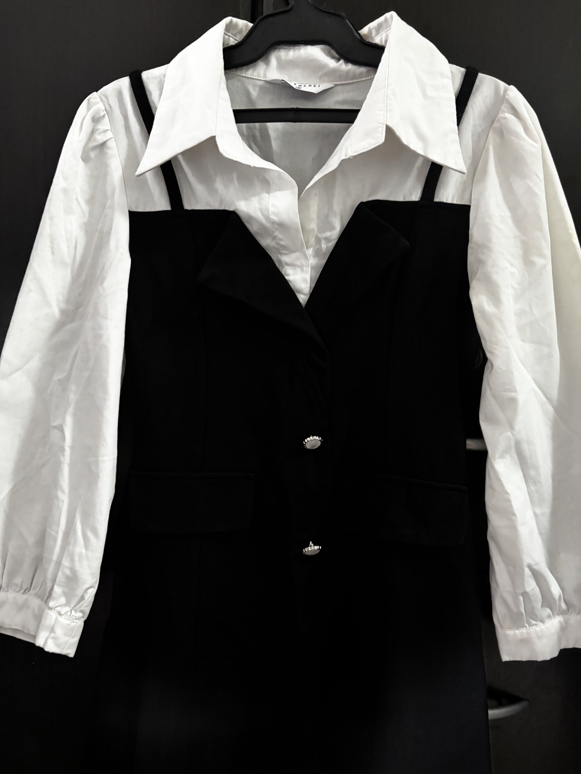 Black and White Dress (Category: Dresses) located in Pasig City. Submitted by so261489 (Listing ID 1421009784, Image 2). Description: - Has stains (barely visible) .