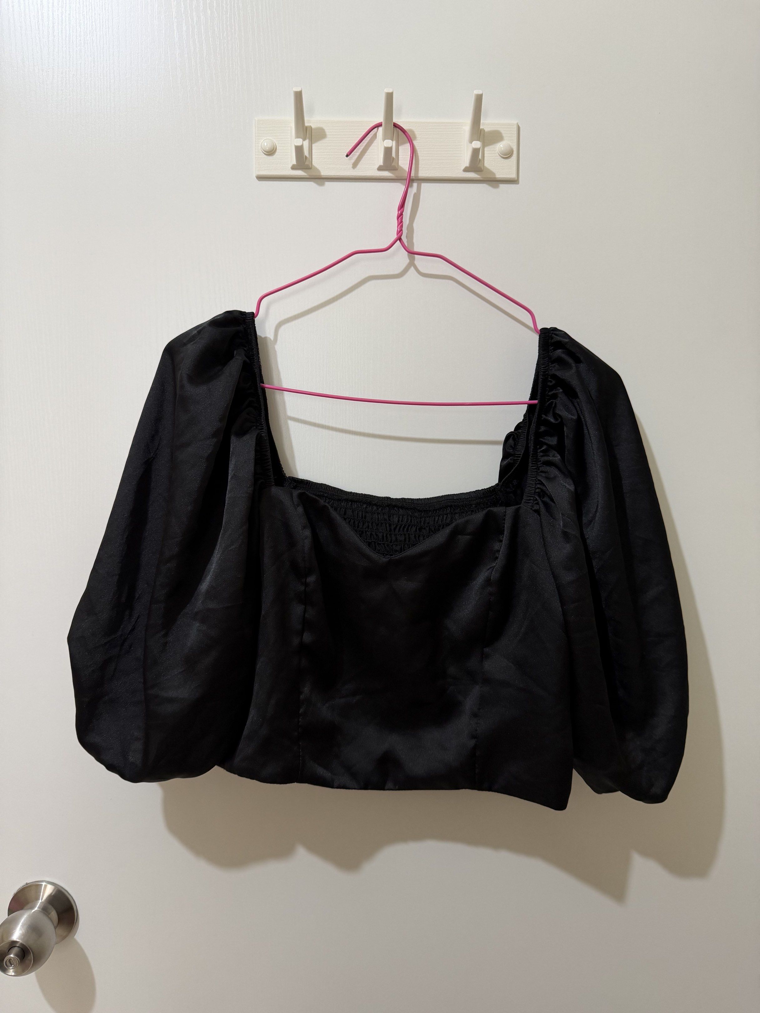 Black Puff Sleeve Crop Top Shein (Category: Blouses) located in Pasay City. Submitted by anyuhdeclutters (Listing ID 1420991800, Image 1). Description: size large never worn, like new crop top.