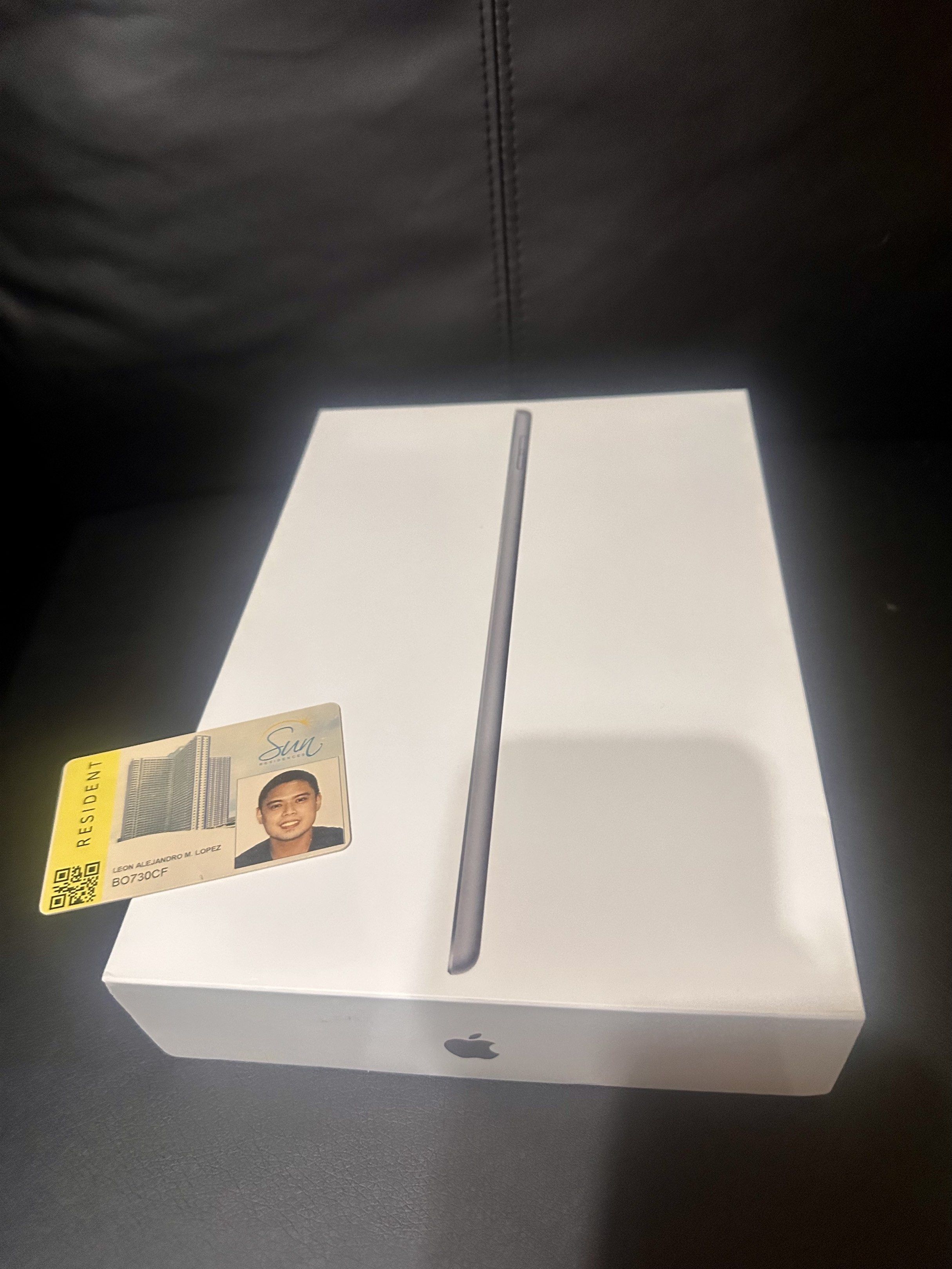 Brandnew Apple iPad 9th Generation WiFi (Category: iPad) located in Quezon City. Submitted by _legitAF (Listing ID 1421026039, Image 3). Description: For sale only!! BRAND NEW Apple iPad 9th Generation WiFi 64gb Space Gray Retails around 28k Authentic Money back!! Meet up preferably in Sun Residences Condo, QC area .