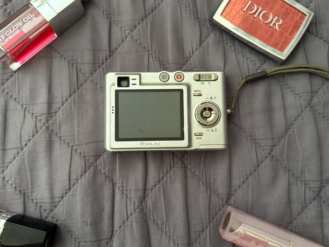 Casio exilim ex z30 digital camera (Category: Cameras) located in Balingasag. Submitted by eivon.ecarg (Listing ID 1421074424, Image 2). Description: 🎀 Casio exilim ex z30 ₱3200 + sf 📸 Specs: * 3.2mp * SD/MMC card (not included) * CCD ❗️Camera Issue/s: slight screen dirt (doesn’t affect output) Pixel dot on lower left corner (please see last photo) ✅ Camera Inclusion/s: Camera Battery (bloated and needs replacement tho) ‼️ MUST READ: - Please c