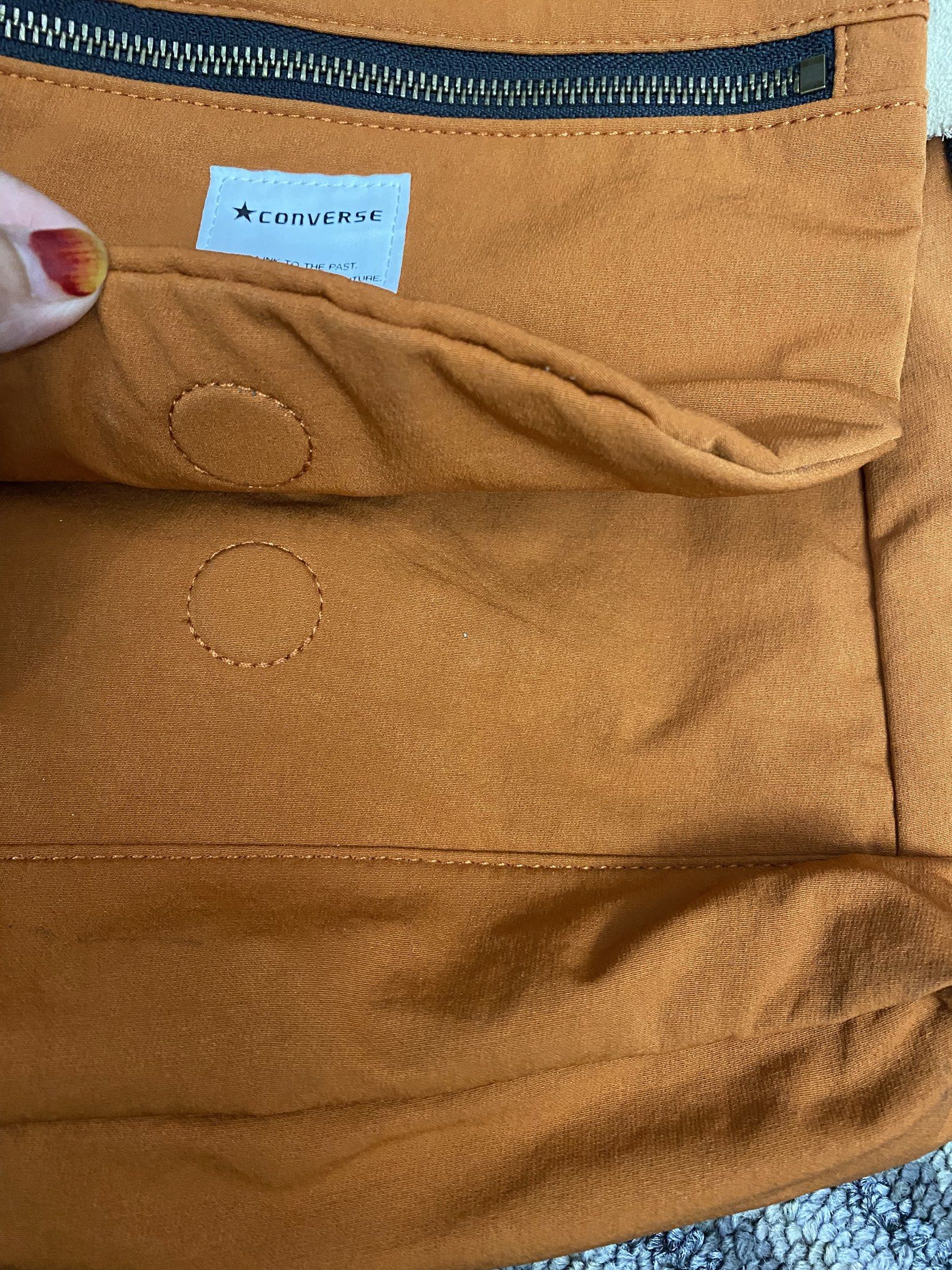 Converse (Category: Sling Bags) located in Tanah Merah. Submitted by bellaf00 (Listing ID 1420948873, Image 3). Description: Beg lawa like new tp terkene api sedikit Di bahagian tali dan bawah beg Xnmpk bila pakai.
