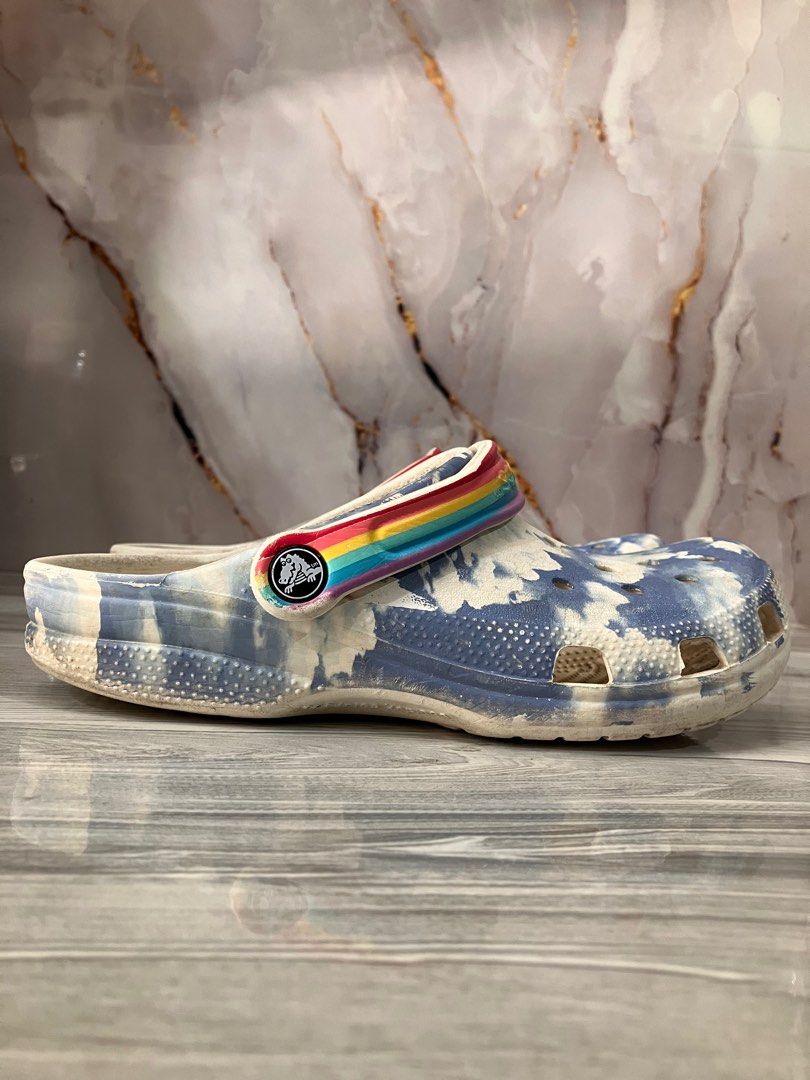 CROCS CLASSIC RAINBOW STRAP SIZE 6 MEN 7 WOMEN (Category: Flats & Sandals) located in General Mariano Alvarez. Submitted by adonid (Listing ID 1420946871, Image 1). Description: CROCS CLASSIC RAINBOW STRAP ORIGINAL CROCS CLASSIC RAINBOW STRAP GOOD CONDITION NORMAL SIGN OF USAGE ONLY SIZE 6 MEN 7 WOMEN.